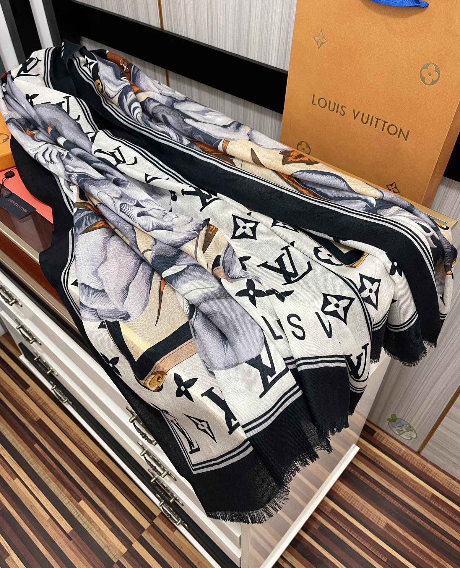 LV路易威登双面戒指绒长巾