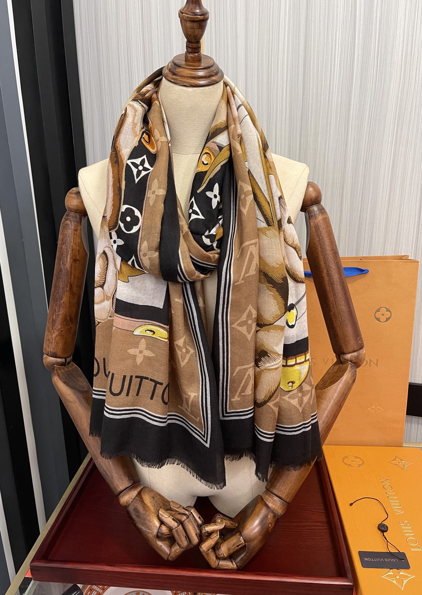 LV路易威登双面戒指绒长巾