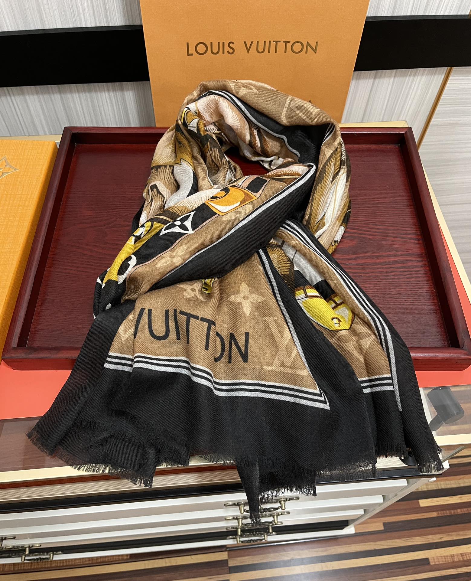 LV路易威登双面戒指绒长巾