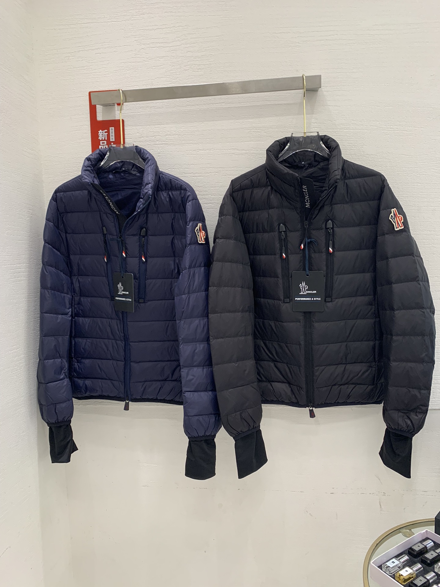 Pouvez-vous acheter des répliques
 Moncler Vêtements Manteaux & Blousons Veste En Duvet Noir Broderie de fleurs Collection automne – hiver Fashion