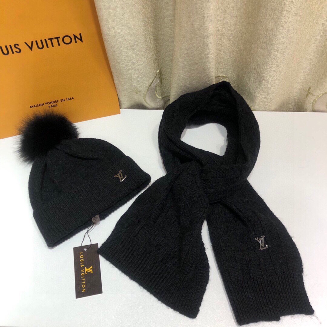 NO:602124,LV suit original single hat and scarf set [love] beret [love] 70 rabbit velvet wool material with 15 points fox fur ball, warm and fashionable, high-end atmosphere, fashionable and versatile, same style for men and women. Perfect for couples in 3 colors camel, black and gray!  suit,suit,louis vuitton,hats19860909LV套装原单帽子围巾套装[爱心]贝雷帽[爱心]70兔绒羊毛材质配15分狐狸毛球保暖又时尚,高端大气,时尚百搭,男女同款 情侣款完美3色驼色 黑色 灰色！套装,套装,louis vuitton,hats,accessory