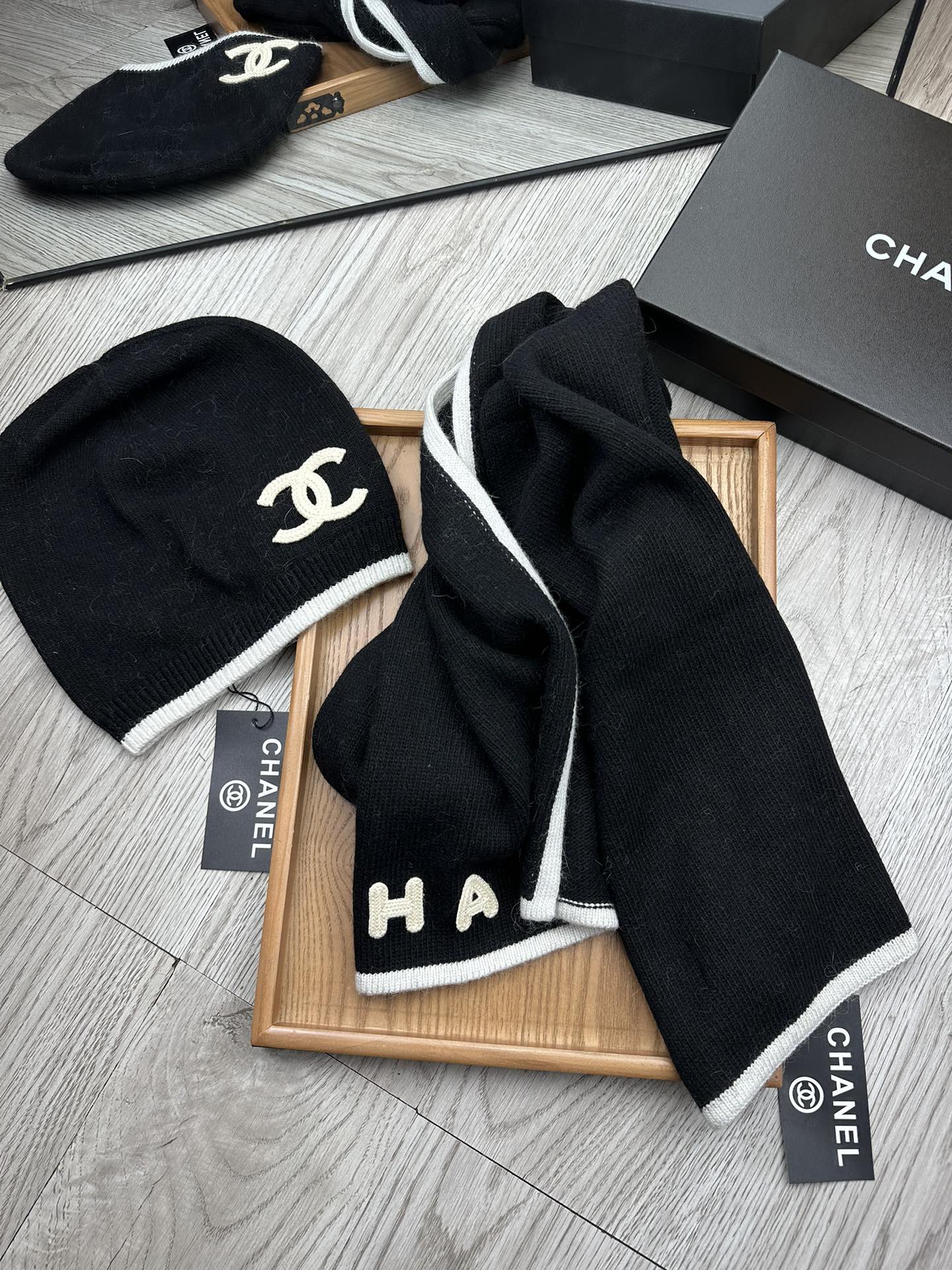 🌹。C家。【羊毛套装帽子】经典套装帽子！帽子➕围巾！材质：70%羊毛➕30%兔毛。暖暖哒超级舒服～冬日小
