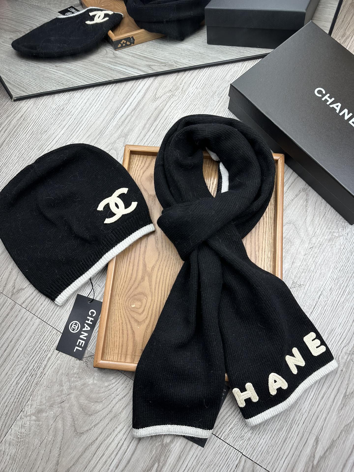 🌹。C家。【羊毛套装帽子】经典套装帽子！帽子➕围巾！材质：70%羊毛➕30%兔毛。暖暖哒超级舒服～冬日小