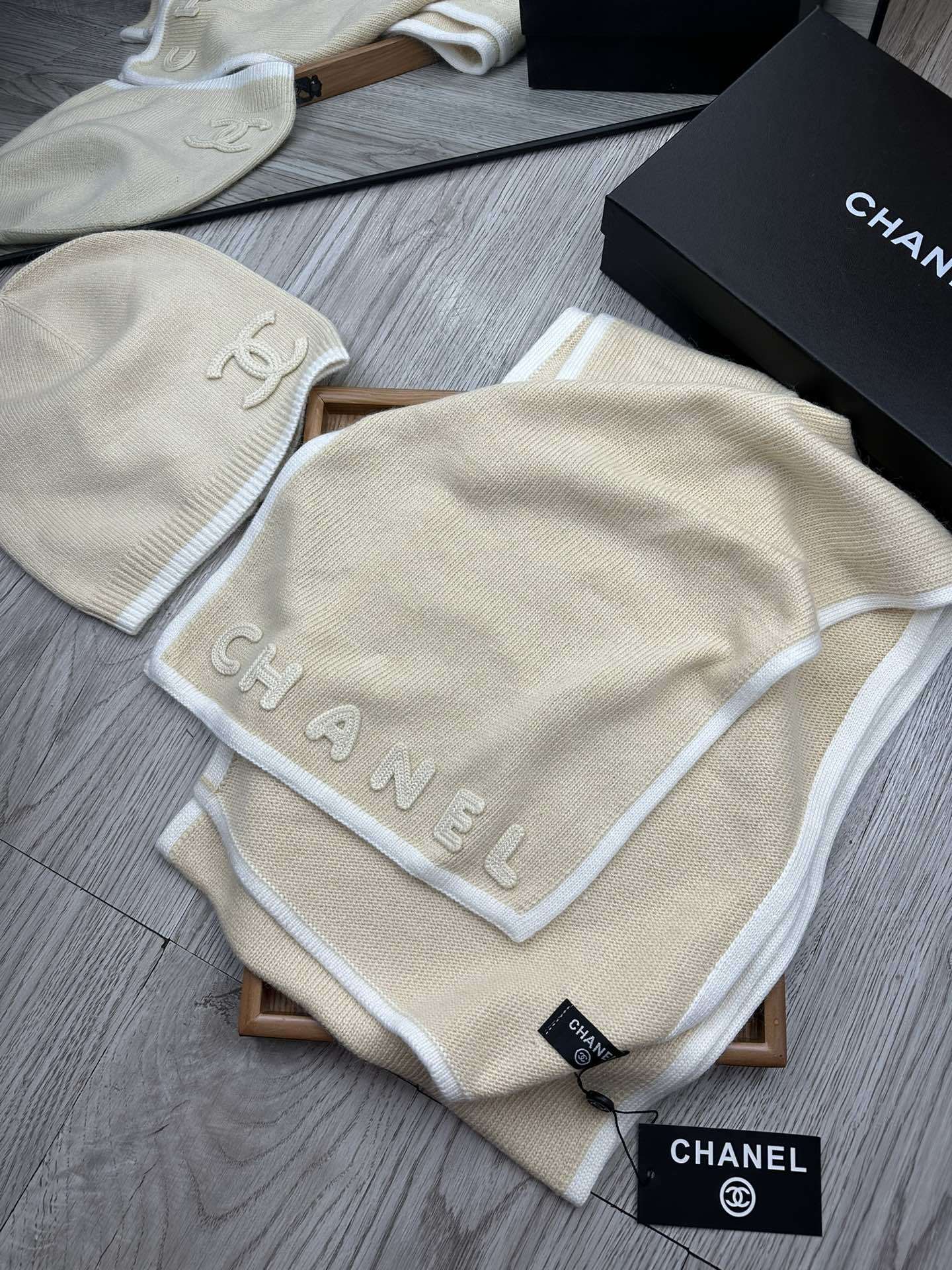 🌹。C家。【羊毛套装帽子】经典套装帽子!帽子➕围巾!材质:70%羊毛➕30%兔毛。暖暖哒超级舒服~冬日小