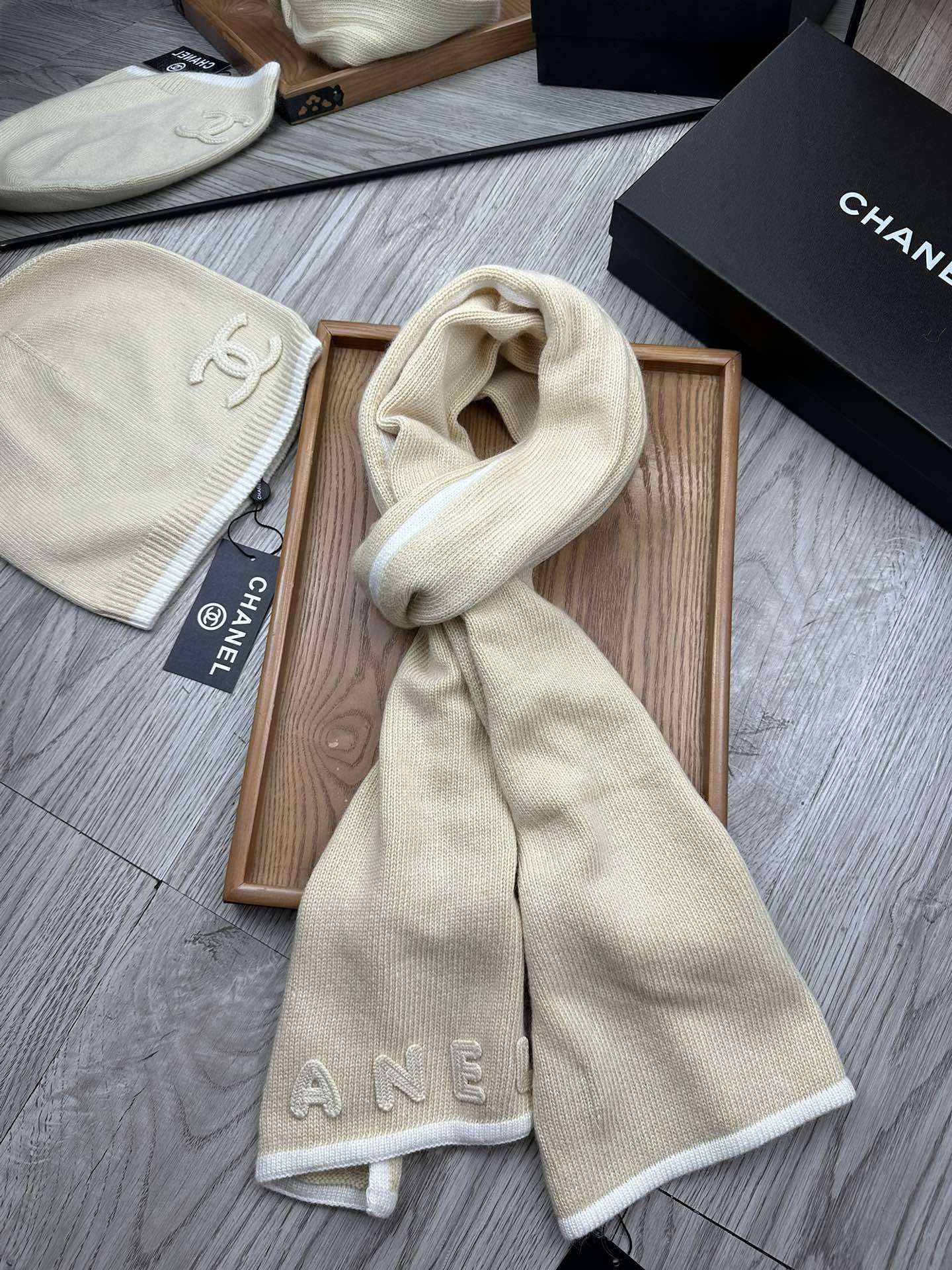 🌹。C家。【羊毛套装帽子】经典套装帽子!帽子➕围巾!材质:70%羊毛➕30%兔毛。暖暖哒超级舒服~冬日小