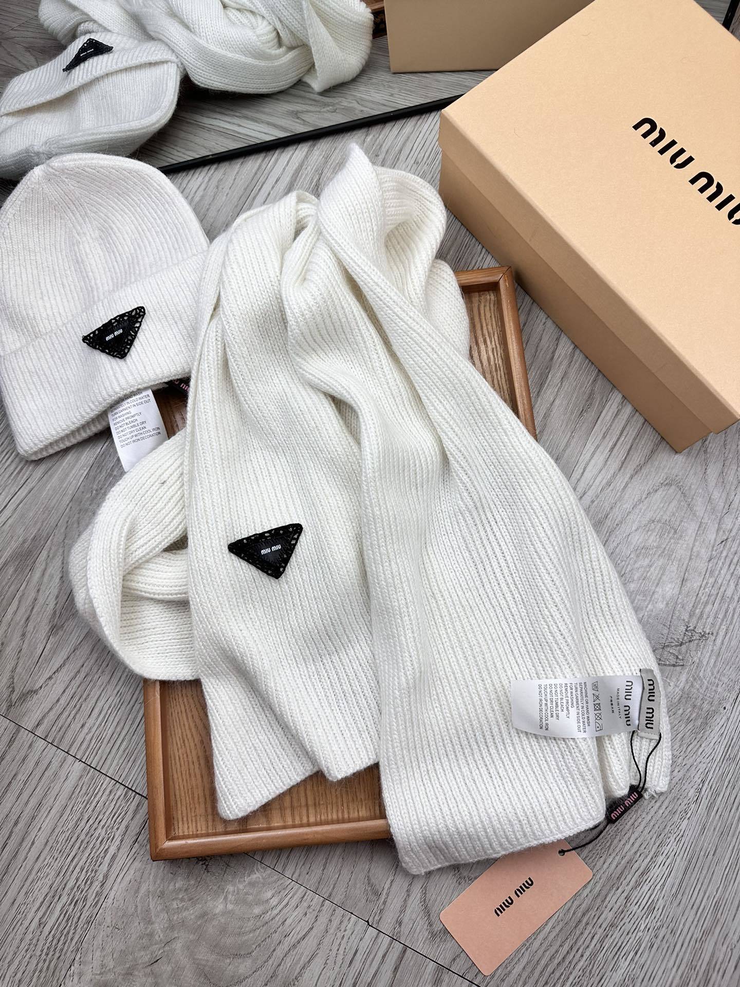 🌹。miumiu。【羊毛套装帽子】经典套装帽子!帽子➕围巾!材质:70%羊毛➕30%兔毛。暖暖哒超级舒服