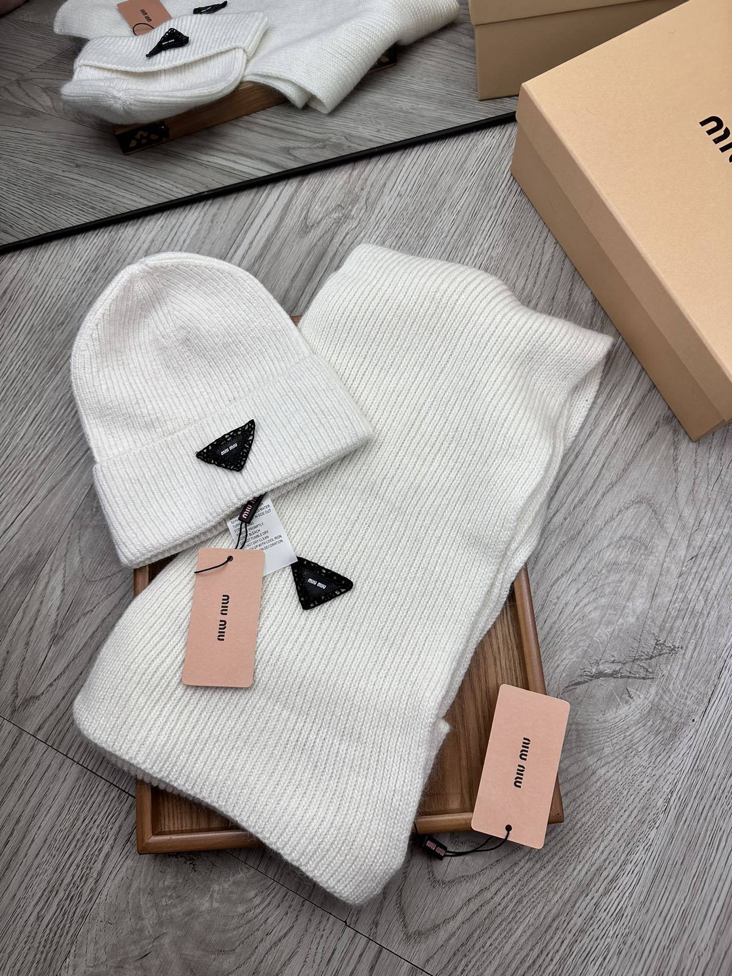 🌹。miumiu。【羊毛套装帽子】经典套装帽子!帽子➕围巾!材质:70%羊毛➕30%兔毛。暖暖哒超级舒服