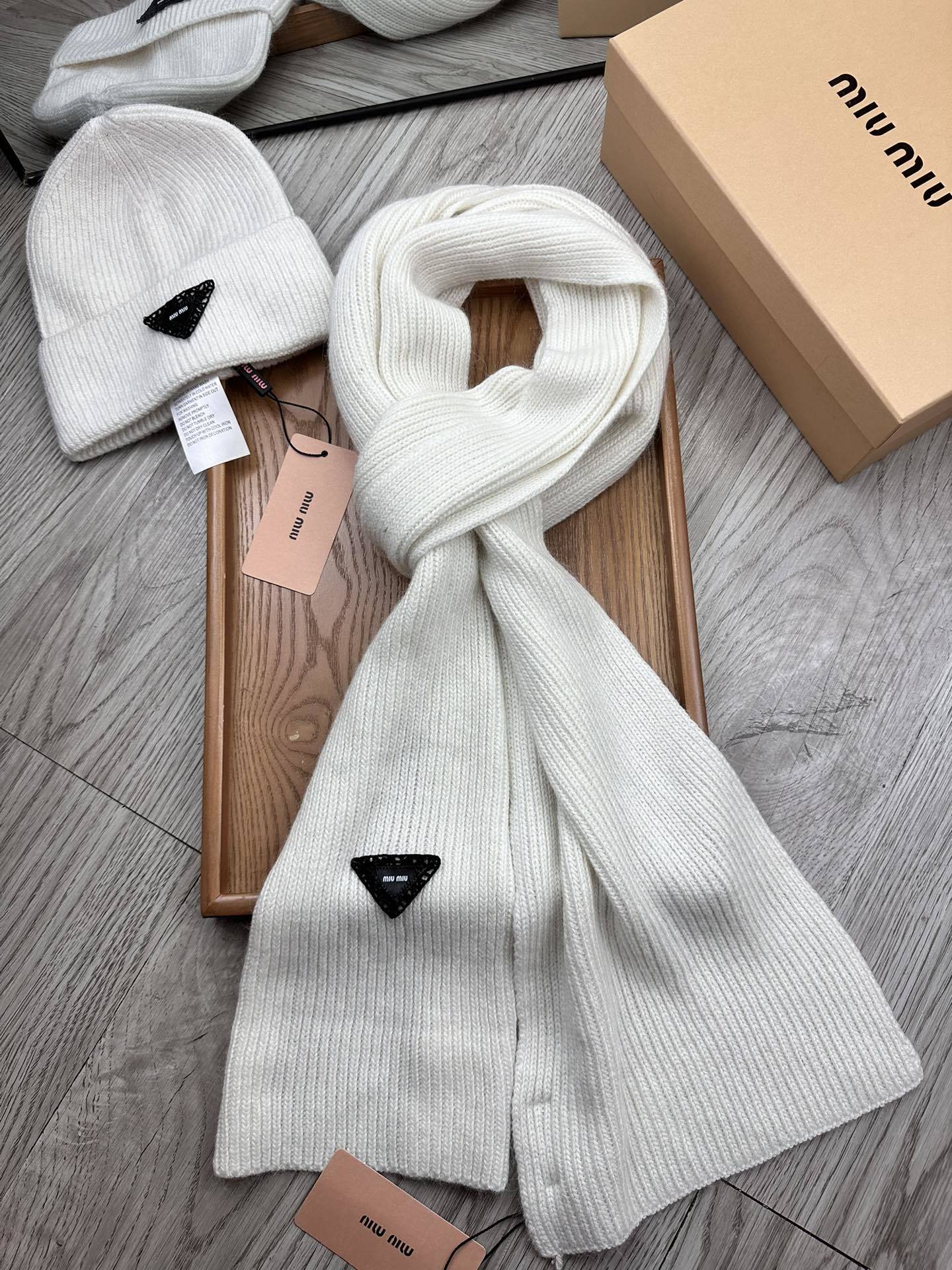 🌹。miumiu。【羊毛套装帽子】经典套装帽子!帽子➕围巾!材质:70%羊毛➕30%兔毛。暖暖哒超级舒服