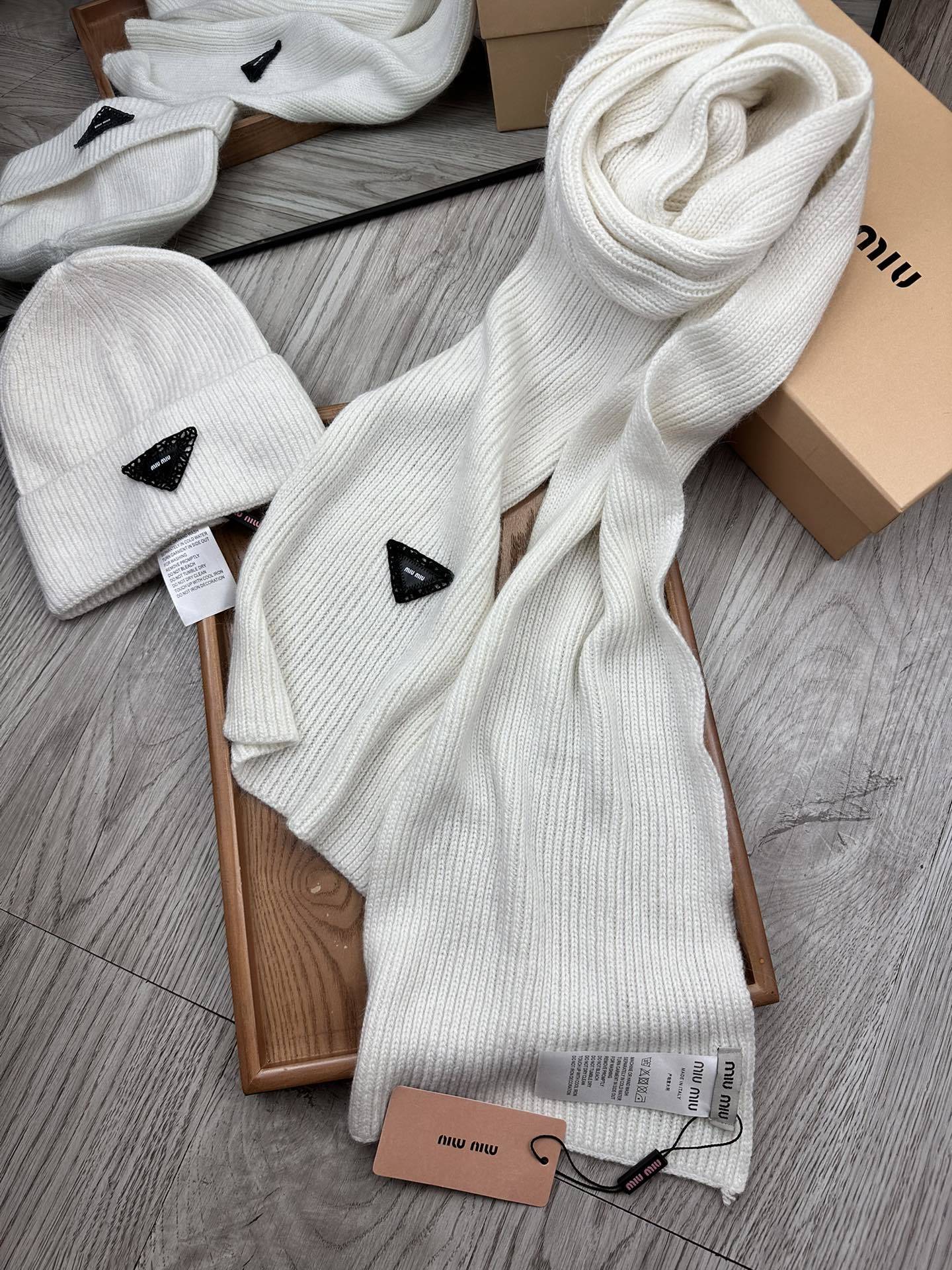 🌹。miumiu。【羊毛套装帽子】经典套装帽子!帽子➕围巾!材质:70%羊毛➕30%兔毛。暖暖哒超级舒服