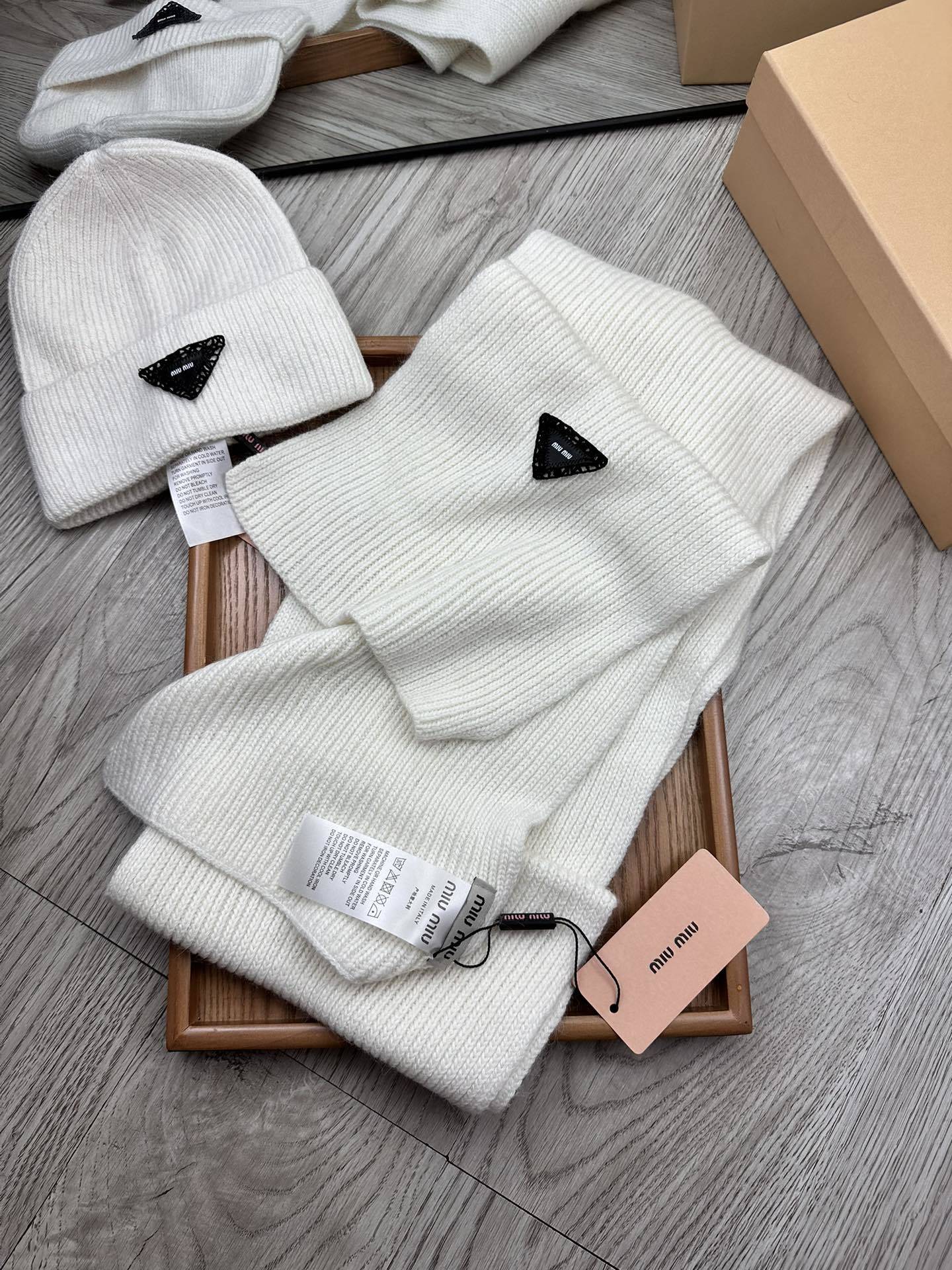🌹。miumiu。【羊毛套装帽子】经典套装帽子!帽子➕围巾!材质:70%羊毛➕30%兔毛。暖暖哒超级舒服
