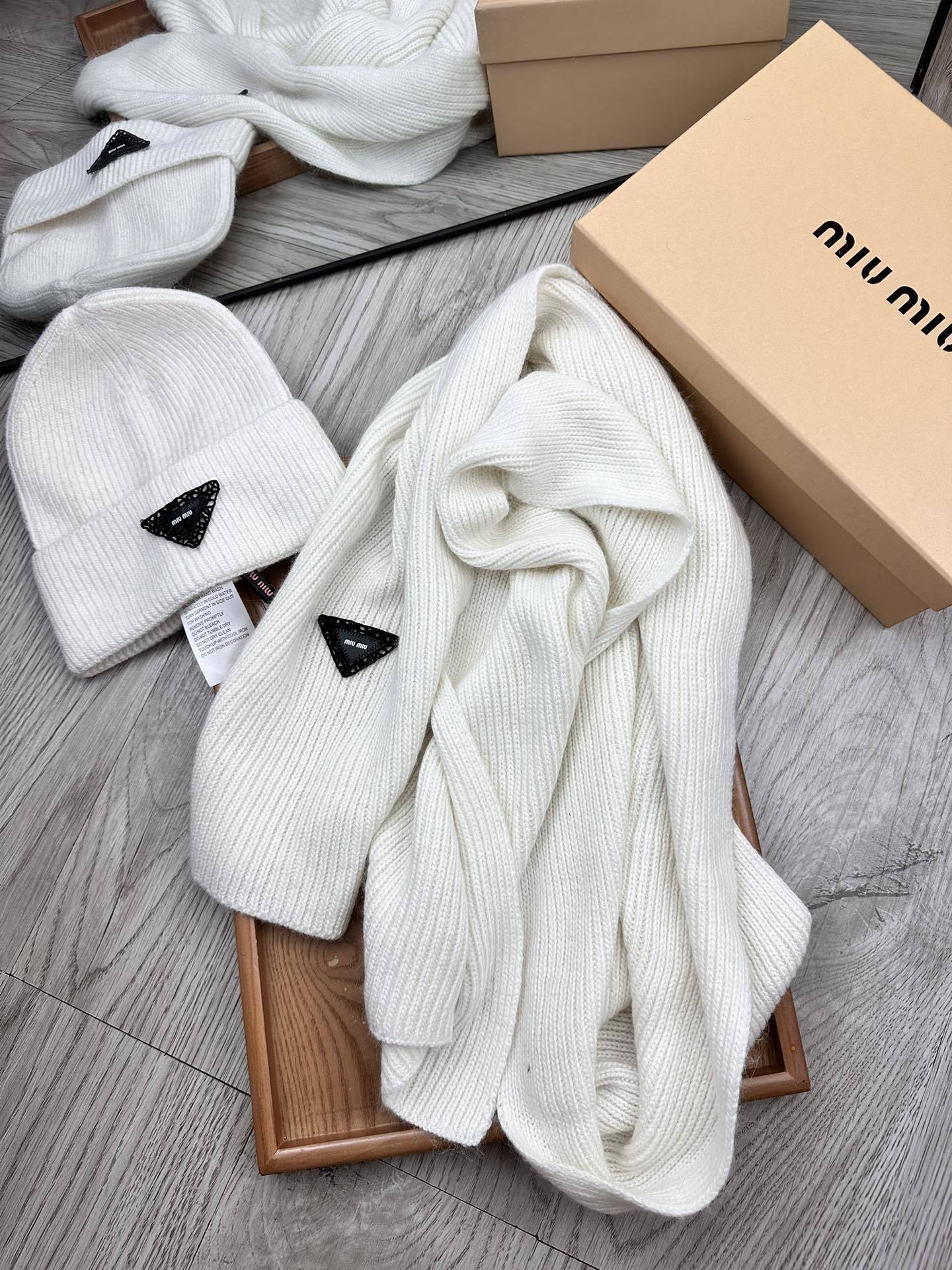 🌹。miumiu。【羊毛套装帽子】经典套装帽子!帽子➕围巾!材质:70%羊毛➕30%兔毛。暖暖哒超级舒服