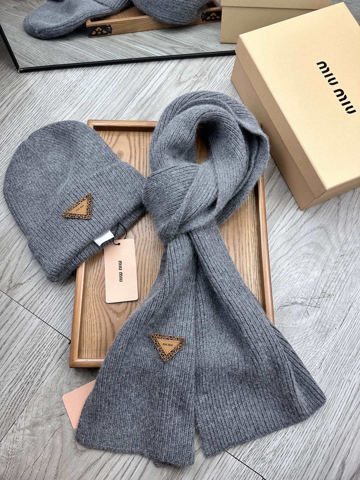 🌹。miumiu。【羊毛套装帽子】经典套装帽子!帽子➕围巾!材质:70%羊毛➕30%兔毛。暖暖哒超级舒服
