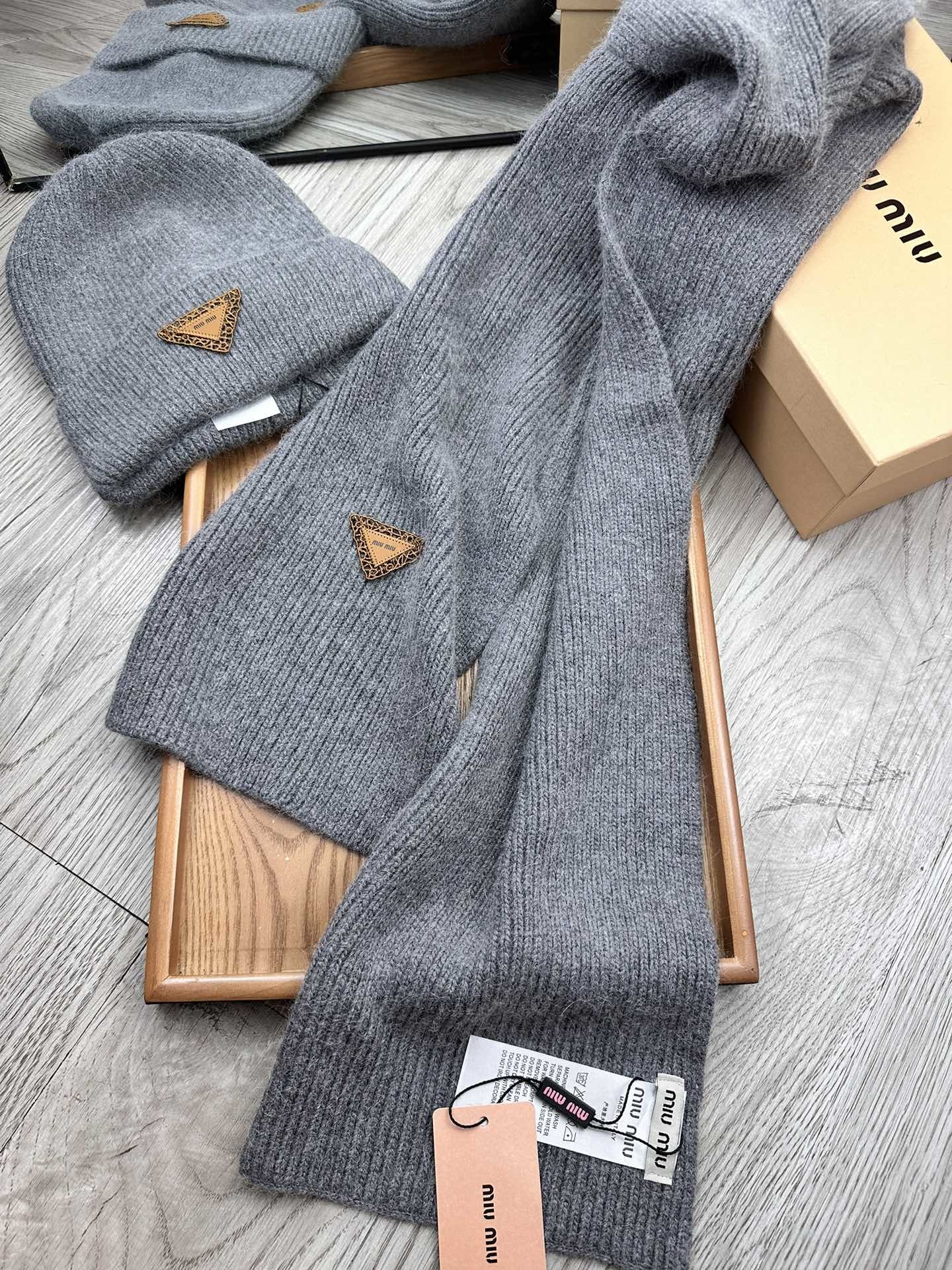 🌹。miumiu。【羊毛套装帽子】经典套装帽子!帽子➕围巾!材质:70%羊毛➕30%兔毛。暖暖哒超级舒服