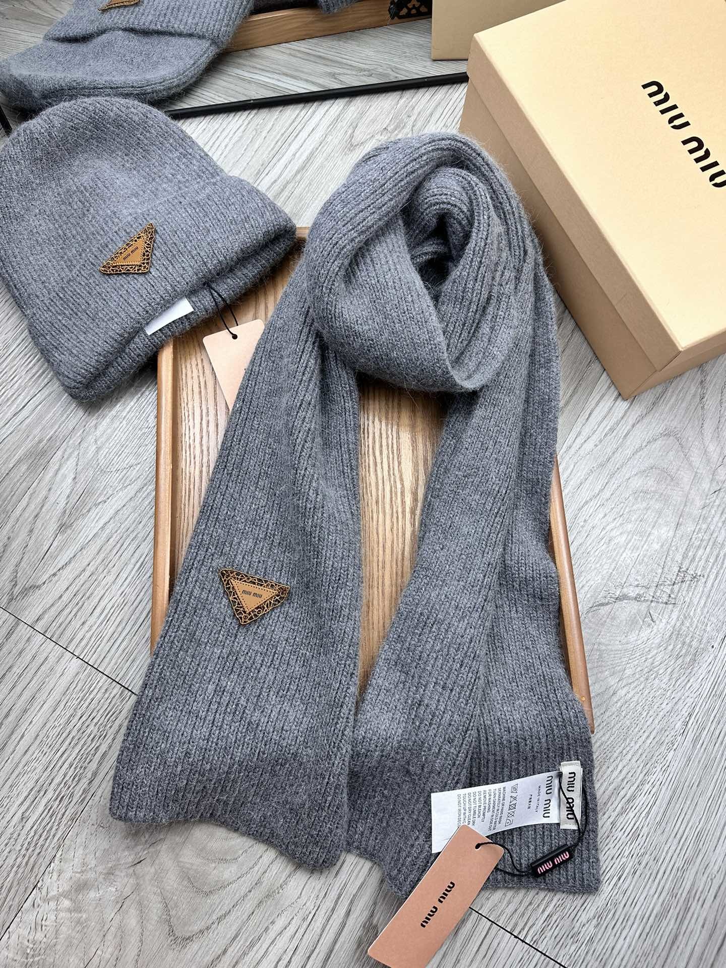 🌹。miumiu。【羊毛套装帽子】经典套装帽子!帽子➕围巾!材质:70%羊毛➕30%兔毛。暖暖哒超级舒服
