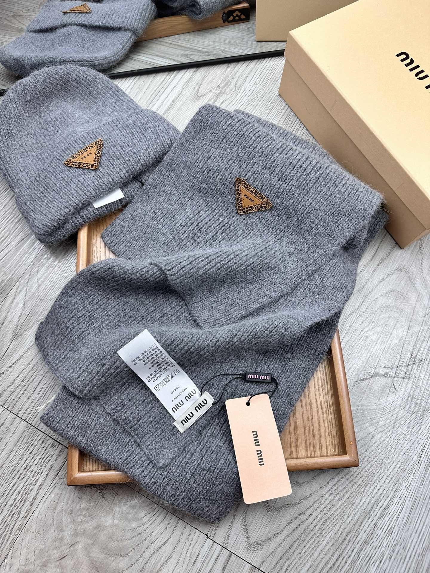 🌹。miumiu。【羊毛套装帽子】经典套装帽子!帽子➕围巾!材质:70%羊毛➕30%兔毛。暖暖哒超级舒服