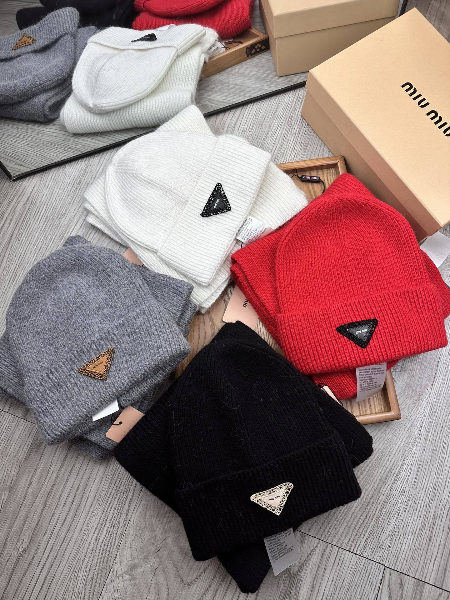 🌹。miumiu。【羊毛套装帽子】经典套装帽子!帽子➕围巾!材质:70%羊毛➕30%兔毛。暖暖哒超级舒服