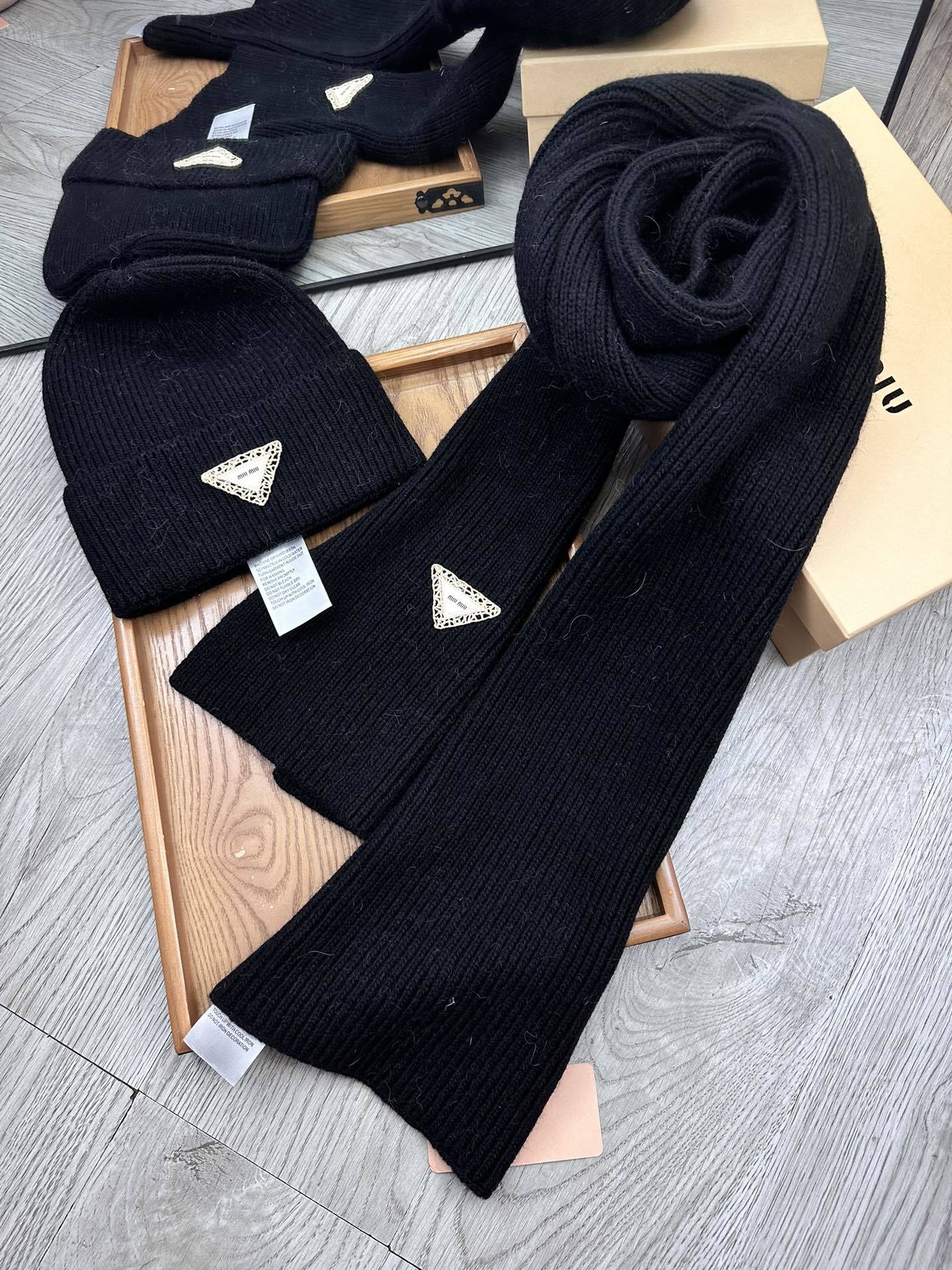 🌹。miumiu。【羊毛套装帽子】经典套装帽子!帽子➕围巾!材质:70%羊毛➕30%兔毛。暖暖哒超级舒服