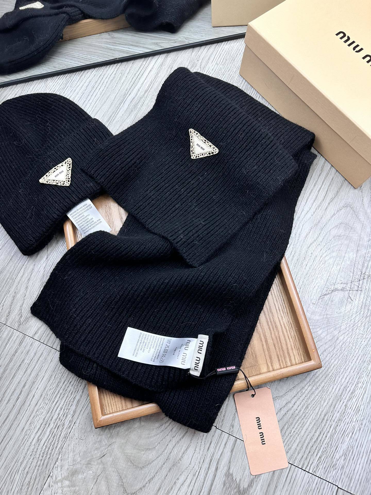 🌹。miumiu。【羊毛套装帽子】经典套装帽子!帽子➕围巾!材质:70%羊毛➕30%兔毛。暖暖哒超级舒服