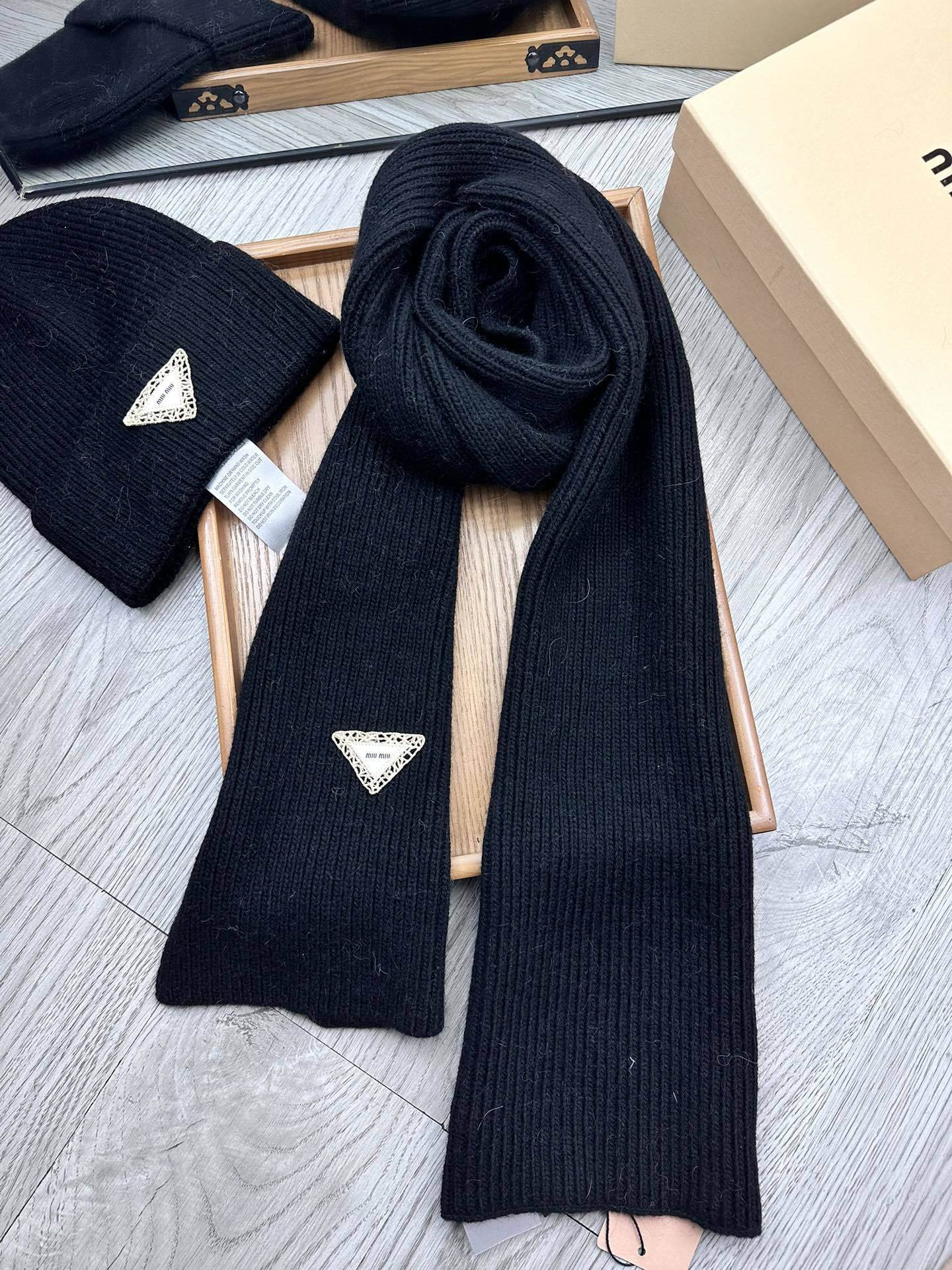 🌹。miumiu。【羊毛套装帽子】经典套装帽子!帽子➕围巾!材质:70%羊毛➕30%兔毛。暖暖哒超级舒服