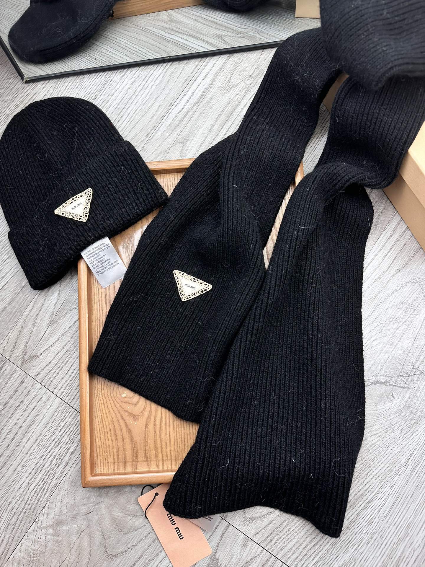 🌹。miumiu。【羊毛套装帽子】经典套装帽子!帽子➕围巾!材质:70%羊毛➕30%兔毛。暖暖哒超级舒服