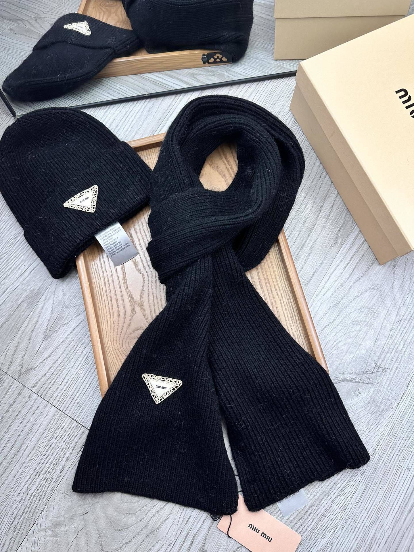 🌹。miumiu。【羊毛套装帽子】经典套装帽子!帽子➕围巾!材质:70%羊毛➕30%兔毛。暖暖哒超级舒服