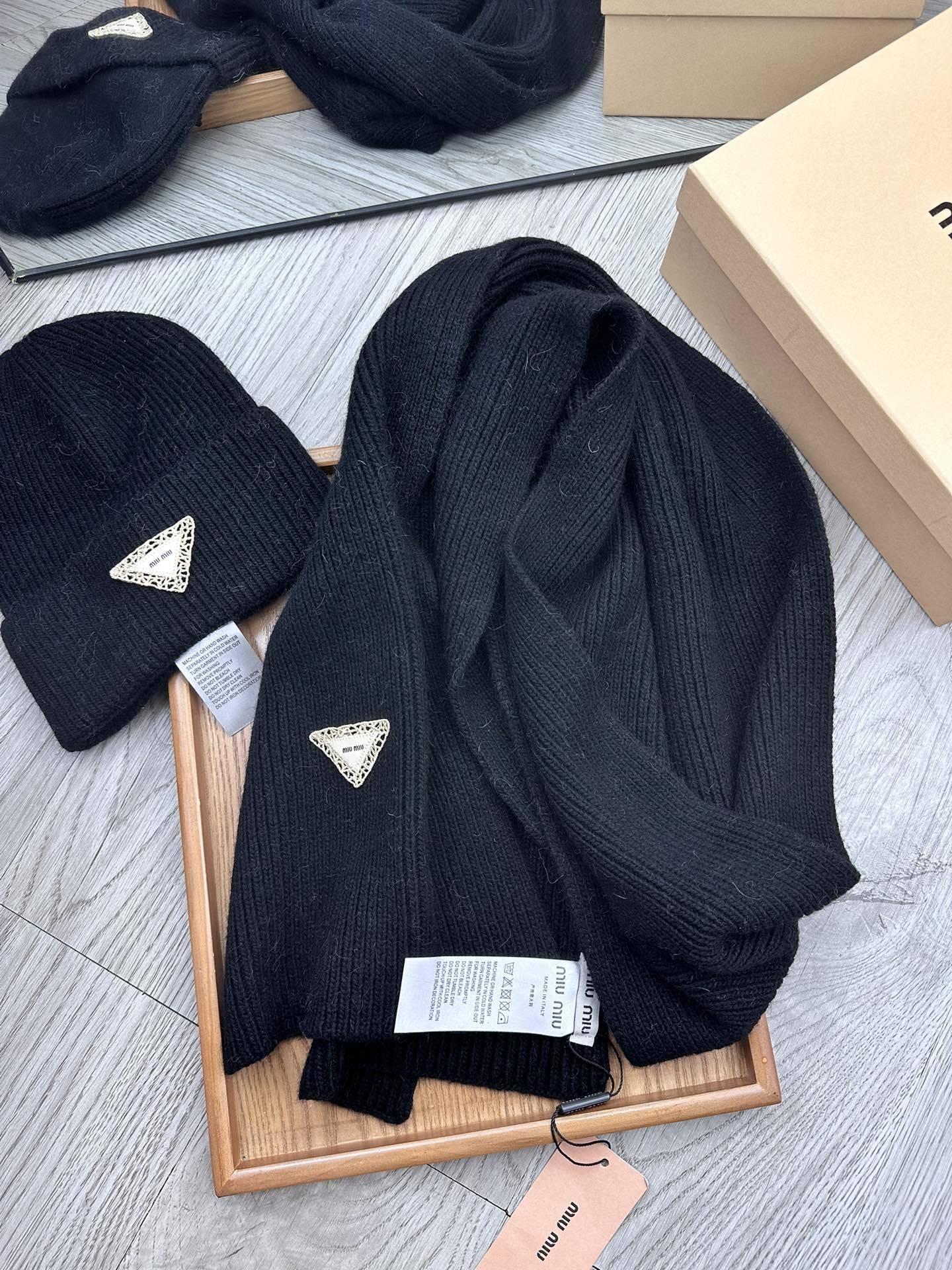 🌹。miumiu。【羊毛套装帽子】经典套装帽子!帽子➕围巾!材质:70%羊毛➕30%兔毛。暖暖哒超级舒服