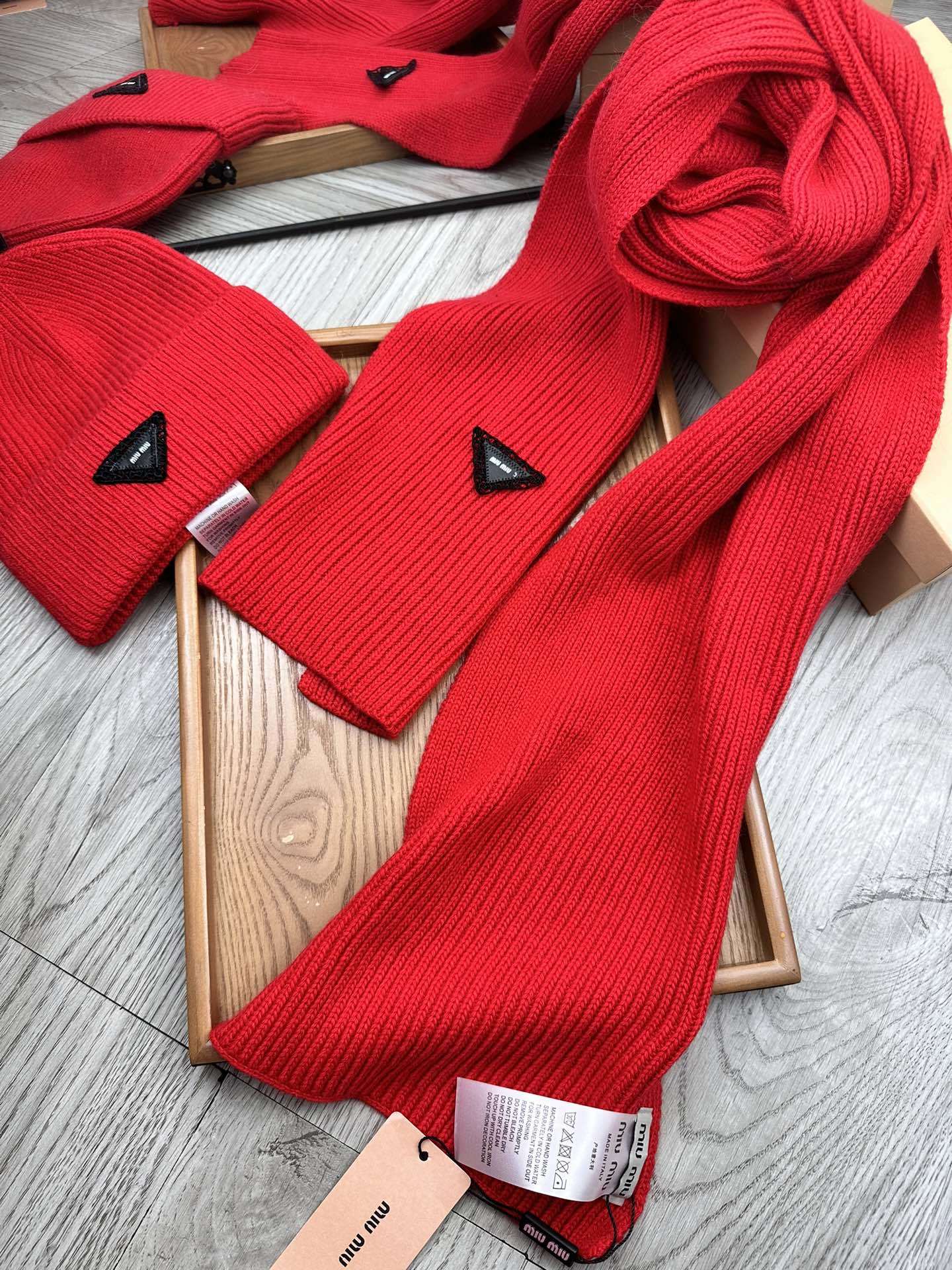 🌹。miumiu。【羊毛套装帽子】经典套装帽子!帽子➕围巾!材质:70%羊毛➕30%兔毛。暖暖哒超级舒服