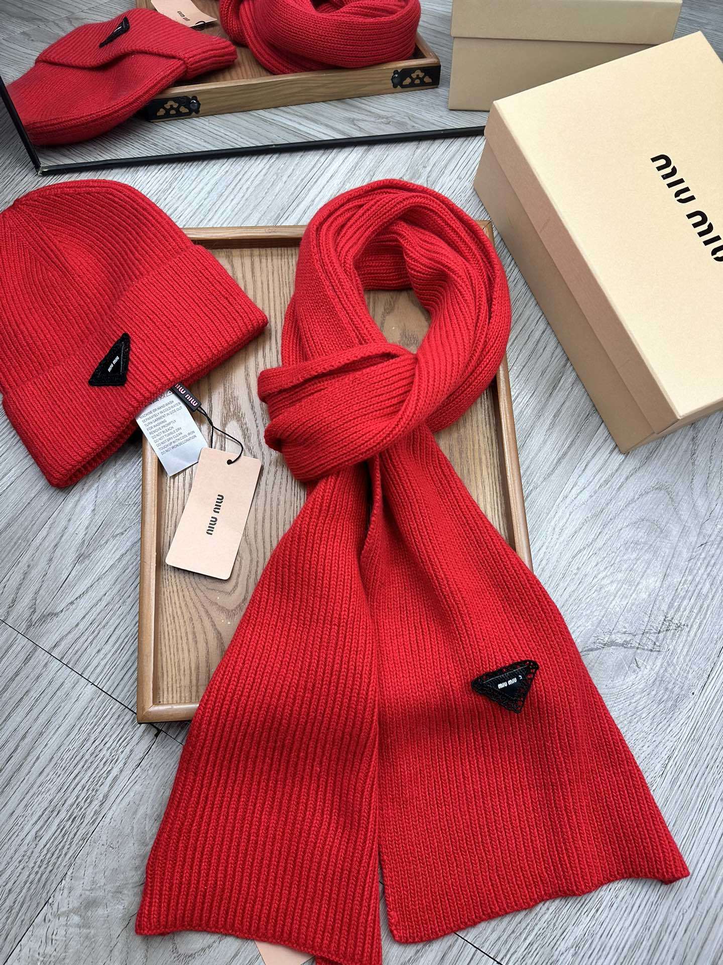 🌹。miumiu。【羊毛套装帽子】经典套装帽子!帽子➕围巾!材质:70%羊毛➕30%兔毛。暖暖哒超级舒服