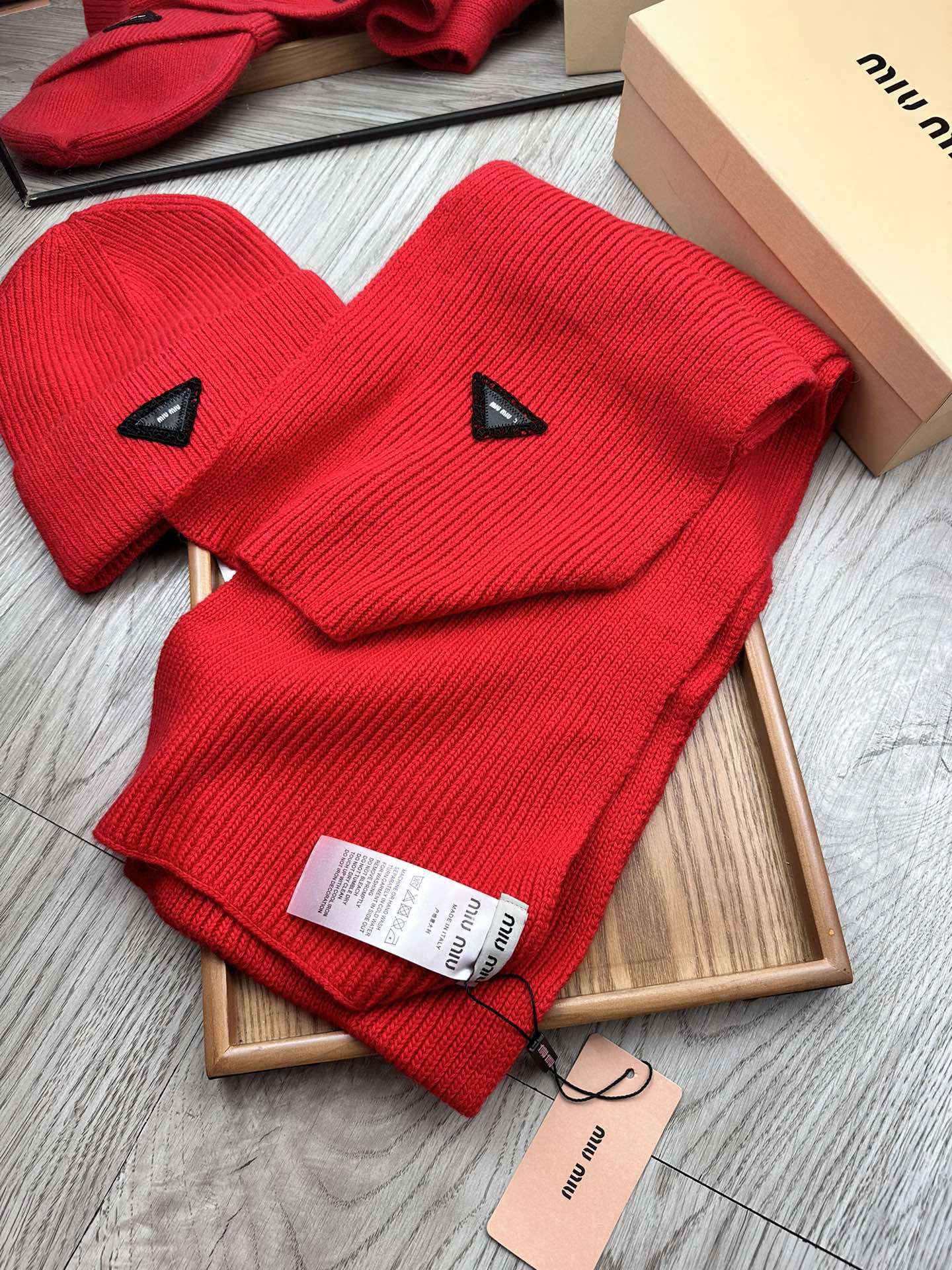 🌹。miumiu。【羊毛套装帽子】经典套装帽子!帽子➕围巾!材质:70%羊毛➕30%兔毛。暖暖哒超级舒服