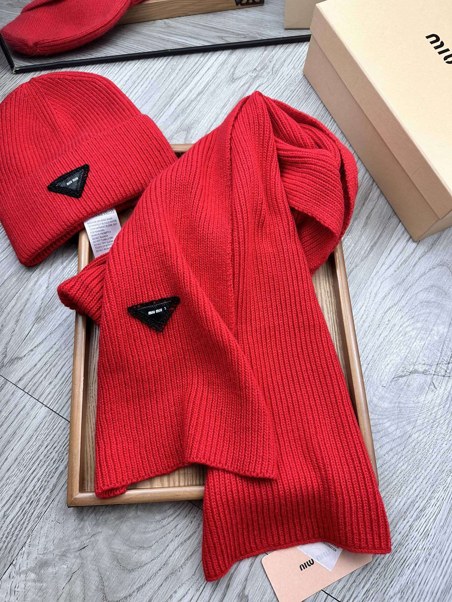 🌹。miumiu。【羊毛套装帽子】经典套装帽子!帽子➕围巾!材质:70%羊毛➕30%兔毛。暖暖哒超级舒服