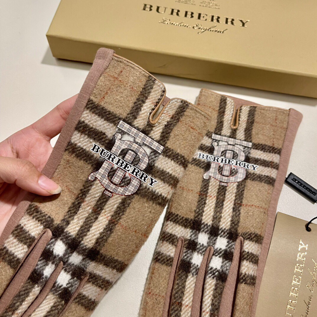 配包装巴宝莉BURBERRY专柜新品大狐狸毛球羊毛手套时尚手套秋冬保暖加绒内里经典格子上手超舒适柔软百搭