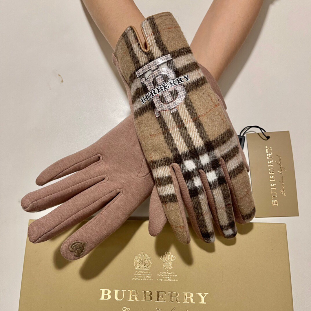 配包装巴宝莉BURBERRY专柜新品大狐狸毛球羊毛手套时尚手套秋冬保暖加绒内里经典格子上手超舒适柔软百搭