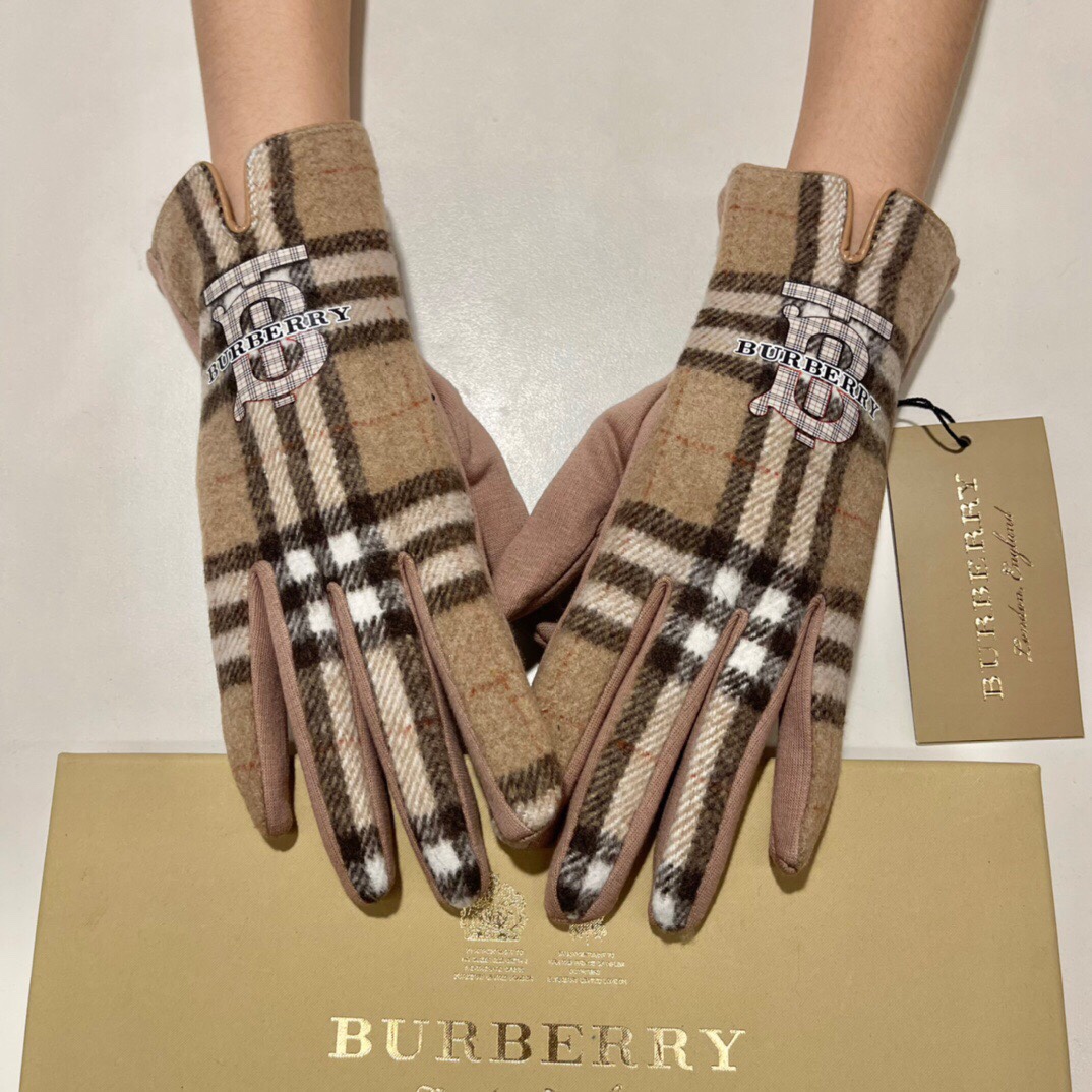 配包装巴宝莉BURBERRY专柜新品大狐狸毛球羊毛手套时尚手套秋冬保暖加绒内里经典格子上手超舒适柔软百搭