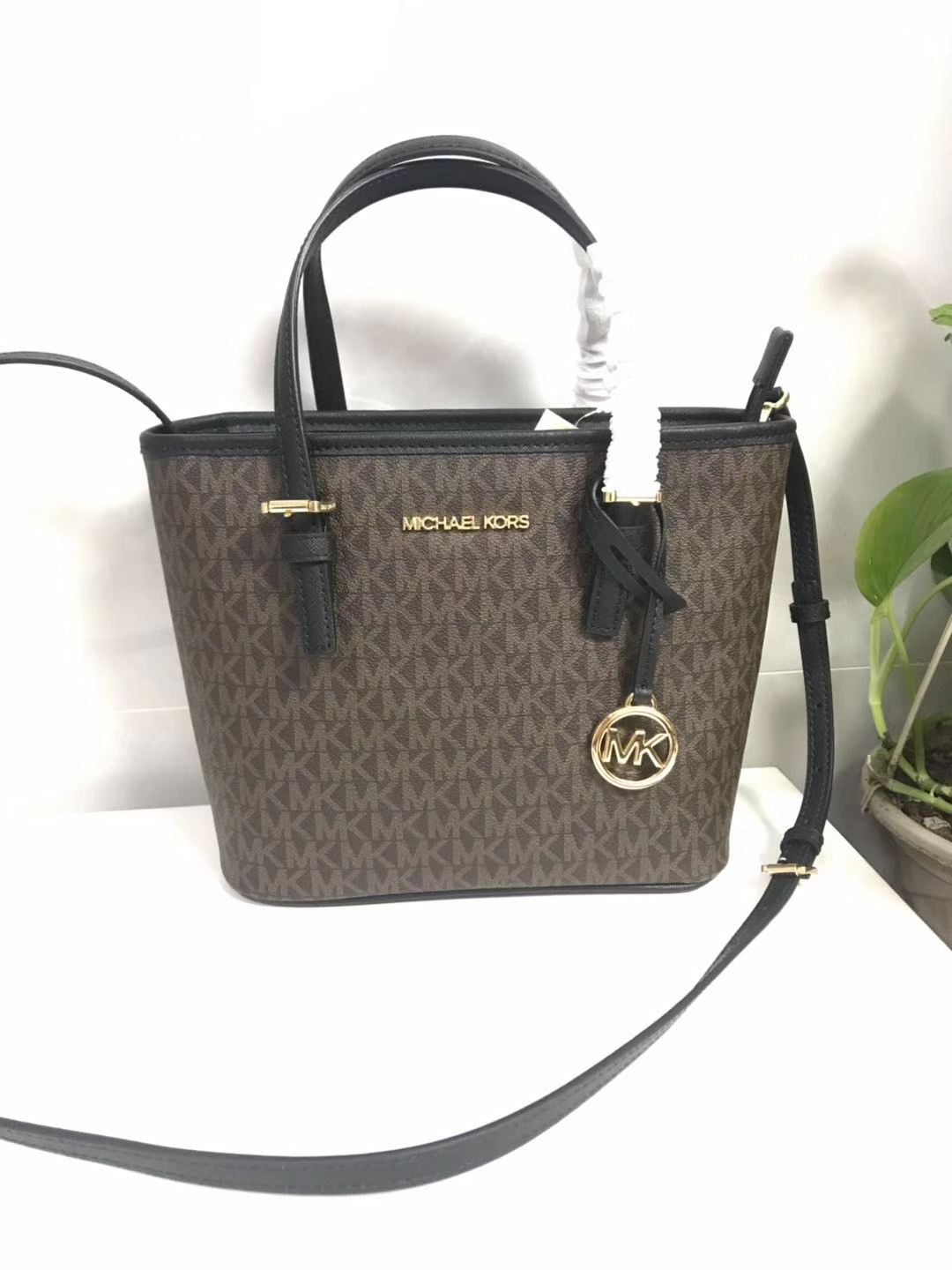 Michael Kors MK新款小号购物袋 十字纹牛皮 购物袋pv专用面料样式 设计改成了小号 额外加了长背带