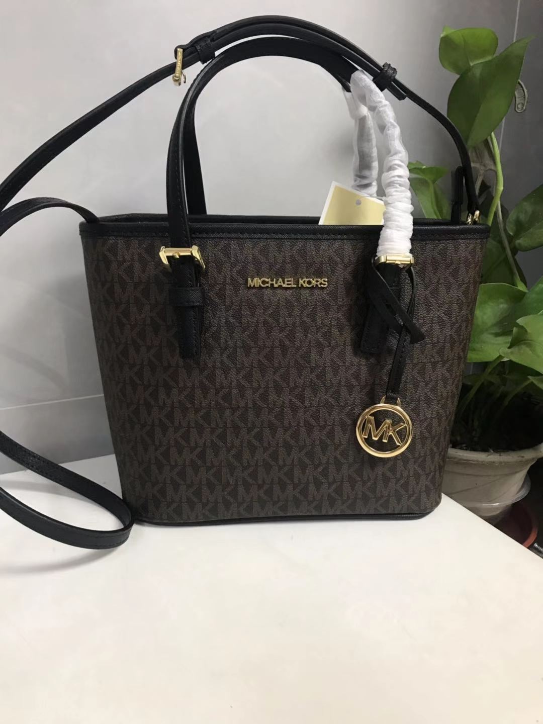 Michael Kors MK新款小号购物袋 十字纹牛皮 购物袋pv专用面料样式 设计改成了小号 额外加了长背带
