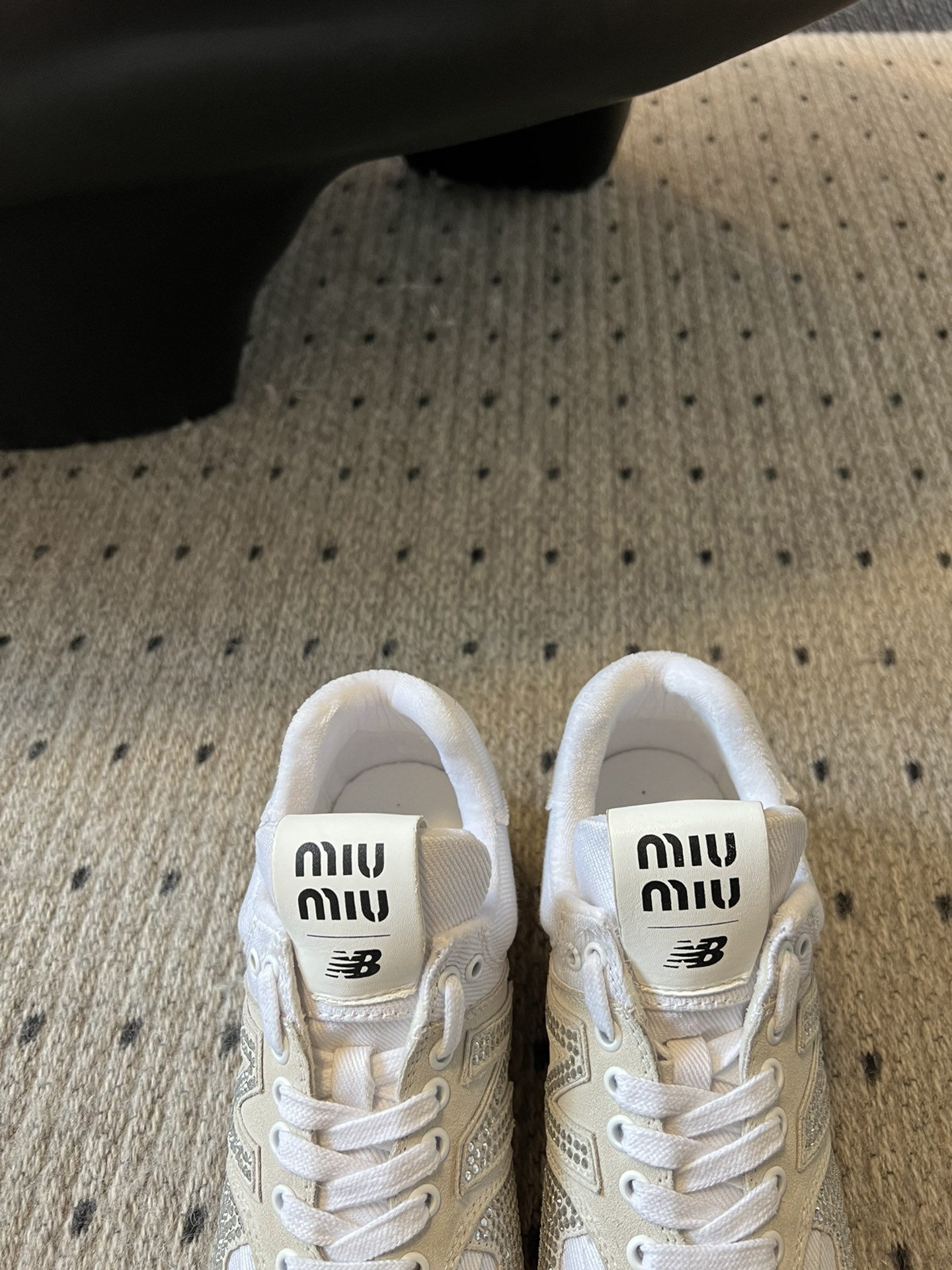 新色出独家代购级别发售MiumiuxnewBalance574联名系列太火了！缪缪这次联名诚意满满非常有