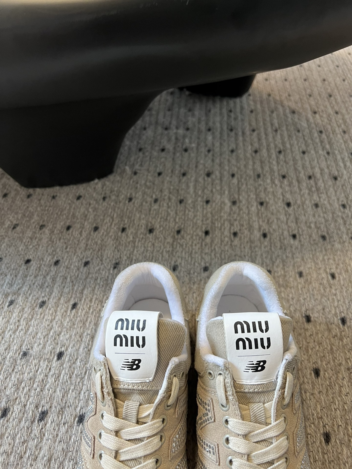 新色出独家代购级别发售MiumiuxnewBalance574联名系列太火了！缪缪这次联名诚意满满非常有