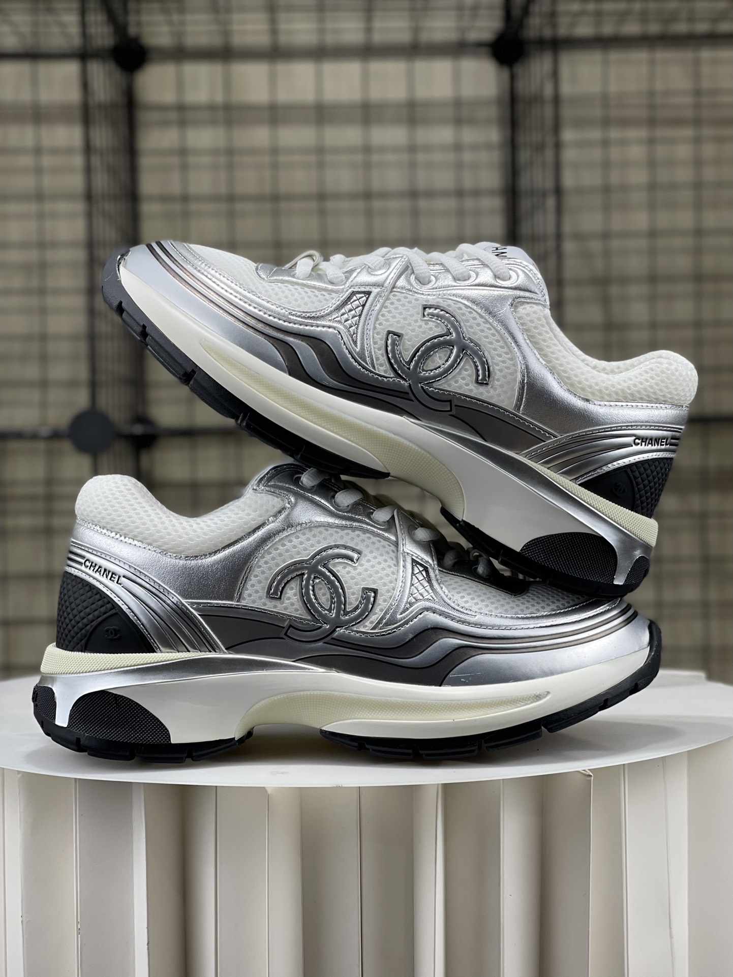 Chanel香奈儿23SS 早春度假系列 小香 金属 休闲 运动鞋 金 银角大王
最新国外走秀系列Chanel 香奈儿 2023 早春系列在世界第二小国举办。系列以摩纳哥国际化的海滨生活方式为灵感,从F1赛车赛道到海滩泳池,从赌场到网球场,打造了多样且别致的全新系列赛车手的头盔,连身套装等元素经过重新诠释更显时尚感
配送专柜精美包装🛍📦
▪面料: 原版进口金属牛皮+科技面料
▪内里:原版定制透气网里
▪鞋底:原版开模超轻发泡组合大底
▪底厚:3.5CM
▪Size: 女款35-40