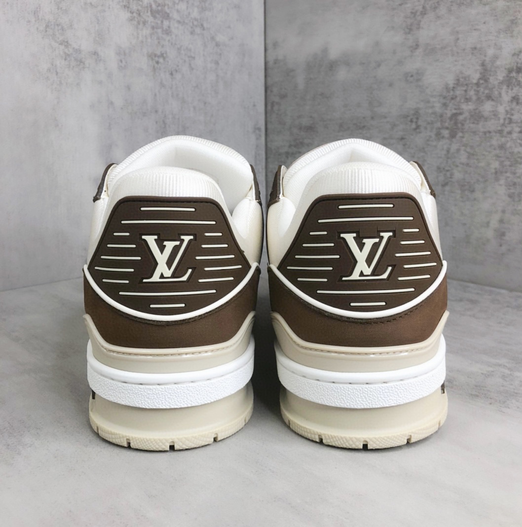 Louis Vuitton 新款上架 2053 Louis*Vuitto* LV Trainer 最新款 大底和面料私模 绝对下血本费心思的一款鞋子 自Vifgil到来之后而设计的这一系列 每一季度都深受众多粉丝的青睐 TPU 大底 包装