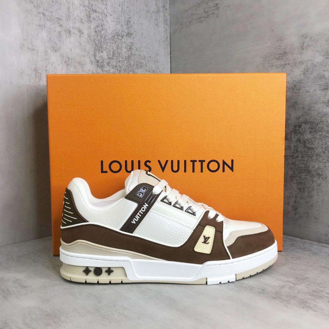 Louis Vuitton 新款上架 2053 Louis*Vuitto* LV Trainer 最新款 大底和面料私模 绝对下血本费心思的一款鞋子 自Vifgil到来之后而设计的这一系列 每一季度都深受众多粉丝的青睐 TPU 大底 包装