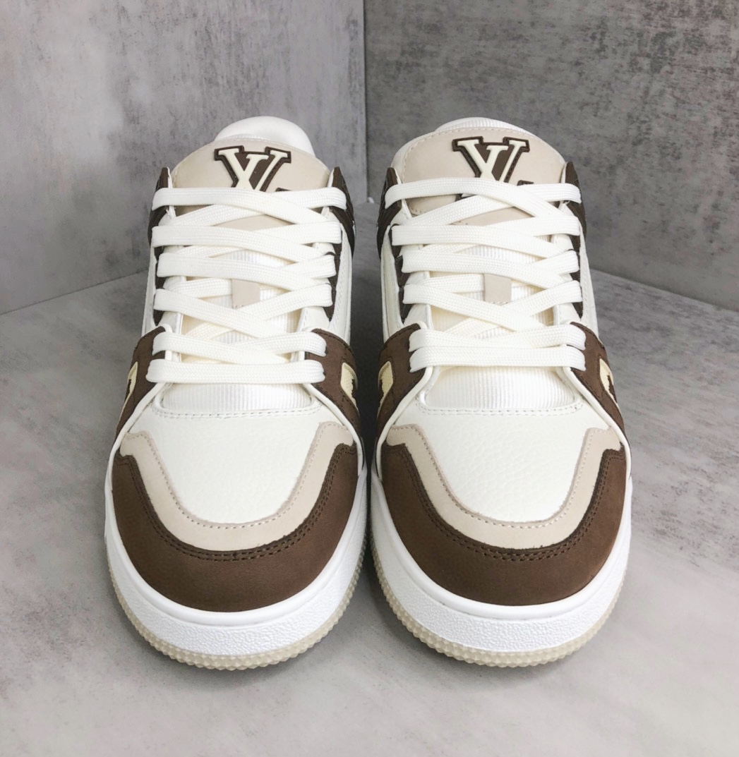 Louis Vuitton 新款上架 2053 Louis*Vuitto* LV Trainer 最新款 大底和面料私模 绝对下血本费心思的一款鞋子 自Vifgil到来之后而设计的这一系列 每一季度都深受众多粉丝的青睐 TPU 大底 包装