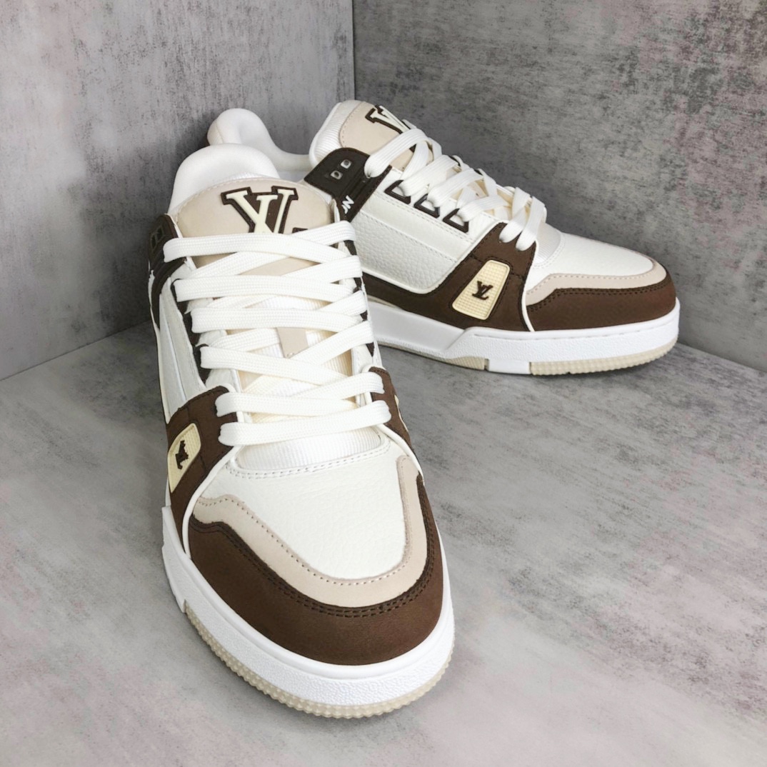 Louis Vuitton 新款上架 2053 Louis*Vuitto* LV Trainer 最新款 大底和面料私模 绝对下血本费心思的一款鞋子 自Vifgil到来之后而设计的这一系列 每一季度都深受众多粉丝的青睐 TPU 大底 包装