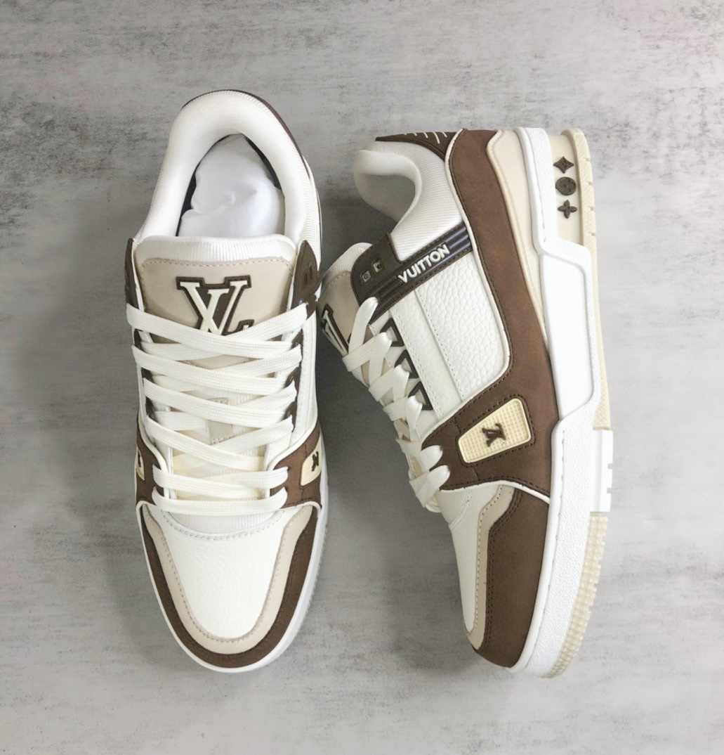 Louis Vuitton 新款上架 2053 Louis*Vuitto* LV Trainer 最新款 大底和面料私模 绝对下血本费心思的一款鞋子 自Vifgil到来之后而设计的这一系列 每一季度都深受众多粉丝的青睐 TPU 大底 包装