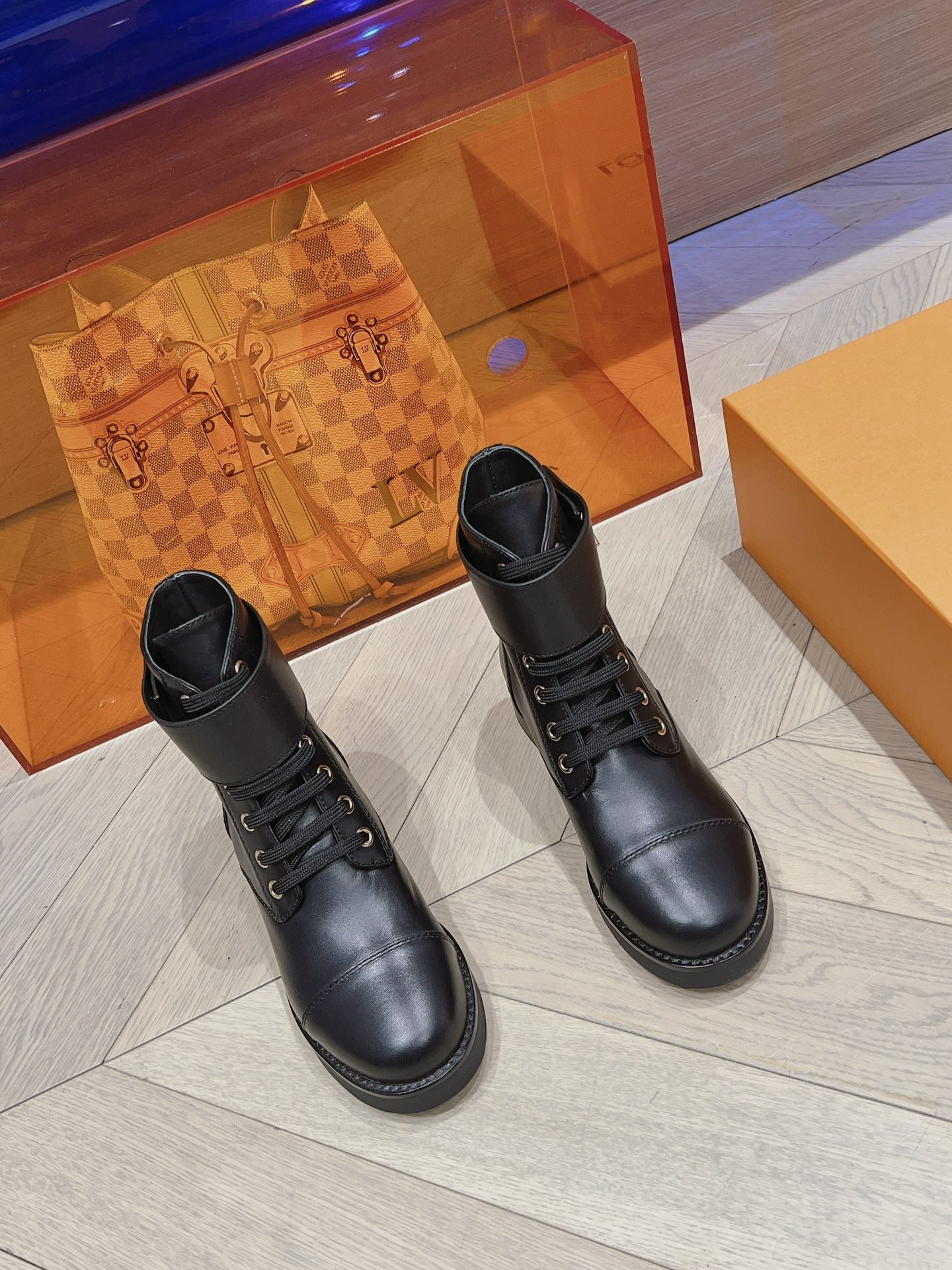 NO:483102,Top version of L Jialu brand Super classic Martin boots Original replica Popular leather shoe design this year Simple round toe High-end and atmospheric Super versatile slim Super boots Upper cowhide/presbyterian inner cowhide Sole original rubber plus real driving edge combination Size 35-40 sizes (41 orders), boots, louis vuitton, louis vuitton, boots, cowhide19860909顶级版本L家驴牌 超经典马丁靴 原版复刻 今年流行的小皮鞋设计  简约圆头 高档大气 超百搭显瘦  超牛战靴 鞋面牛皮/老花 内里牛皮  鞋底原版橡胶加真驾沿条组合  码数35-40码（41订）,靴子,louis vuitton,louis vuitton,boots,cowhide,Women's Shoes