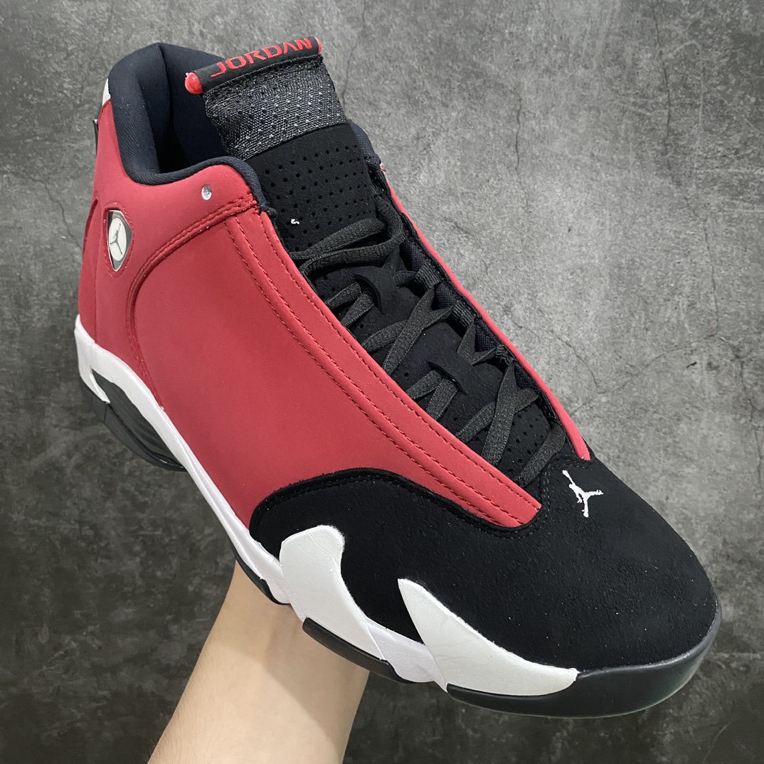 图片[3]-【外贸特供版】 Air Jordan AJ14 黑白红公牛 487471-006n外贸特供批次 原楦原档案数据开模打造 原厂中底拉帮钢印 原盒原配 以法拉利 550 Maranello 为设计灵感 类似跑车的全新流线鞋型 鞋头的麂皮与鞋身的荔枝皮相结合 最具代表性的黑红配色 中底内侧开创性的透气孔设计 看起来与跑车的进气口如出一辙 盾牌造型更能让人们直接想到法拉利的 LogoSIZE：40 40.5 41 42 42.5 43 44 44.5 45 46 47.5-莆田鞋批发中心