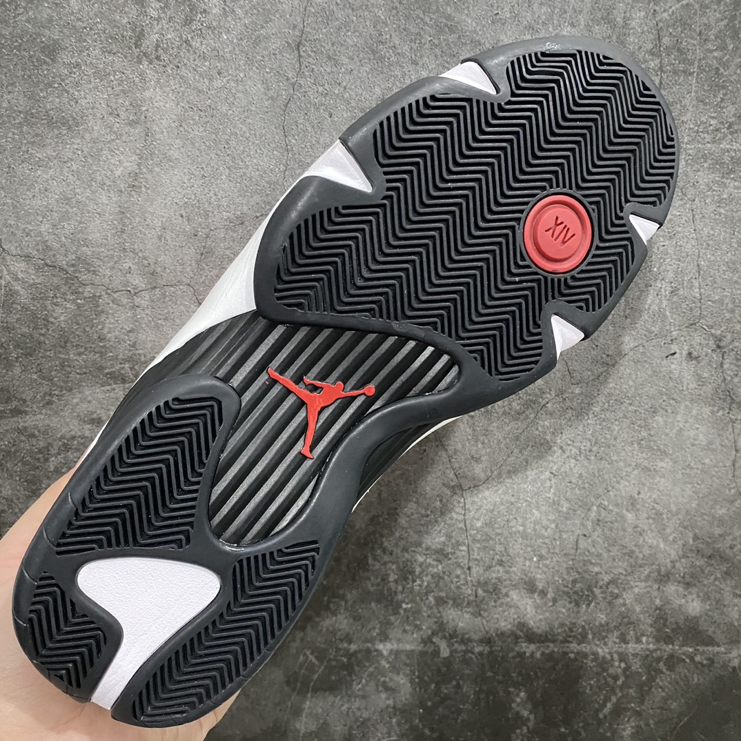 图片[9]-【外贸特供版】 Air Jordan AJ14 黑白红公牛 487471-006n外贸特供批次 原楦原档案数据开模打造 原厂中底拉帮钢印 原盒原配 以法拉利 550 Maranello 为设计灵感 类似跑车的全新流线鞋型 鞋头的麂皮与鞋身的荔枝皮相结合 最具代表性的黑红配色 中底内侧开创性的透气孔设计 看起来与跑车的进气口如出一辙 盾牌造型更能让人们直接想到法拉利的 LogoSIZE：40 40.5 41 42 42.5 43 44 44.5 45 46 47.5-莆田鞋批发中心