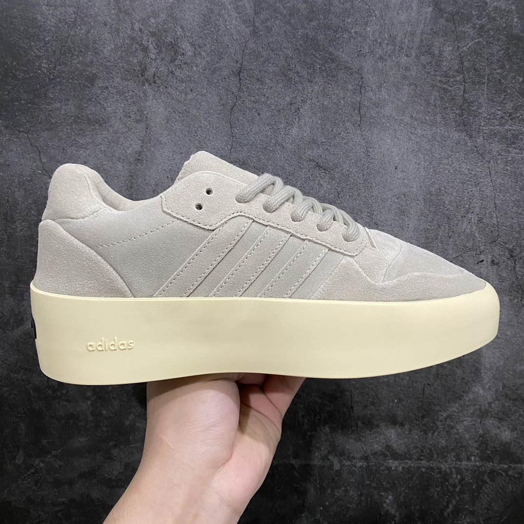 【首发版】FEAR OF GOD FOG x Adidas Athletics 86 Lo 联名款复古板鞋 IF6682n官方即将发售 提前尝鲜 全套均来自原厂 原底面配n指令 皮料 冲刀 楦头 流程 大底磨具均为原装nJerry Lorenzo 主理个人品牌 Fear of God 最新系列「 Collection 8」，与 adidas 共同打造的最新联名鞋款，以Forum Hi 作为创作基底，加入麂皮与半透明物料延续过去经常使用的简约高端元素，配色则以 Fear of God 标志性的中性用色为主 尺码：36-46男鞋先出-莆田鞋批发中心