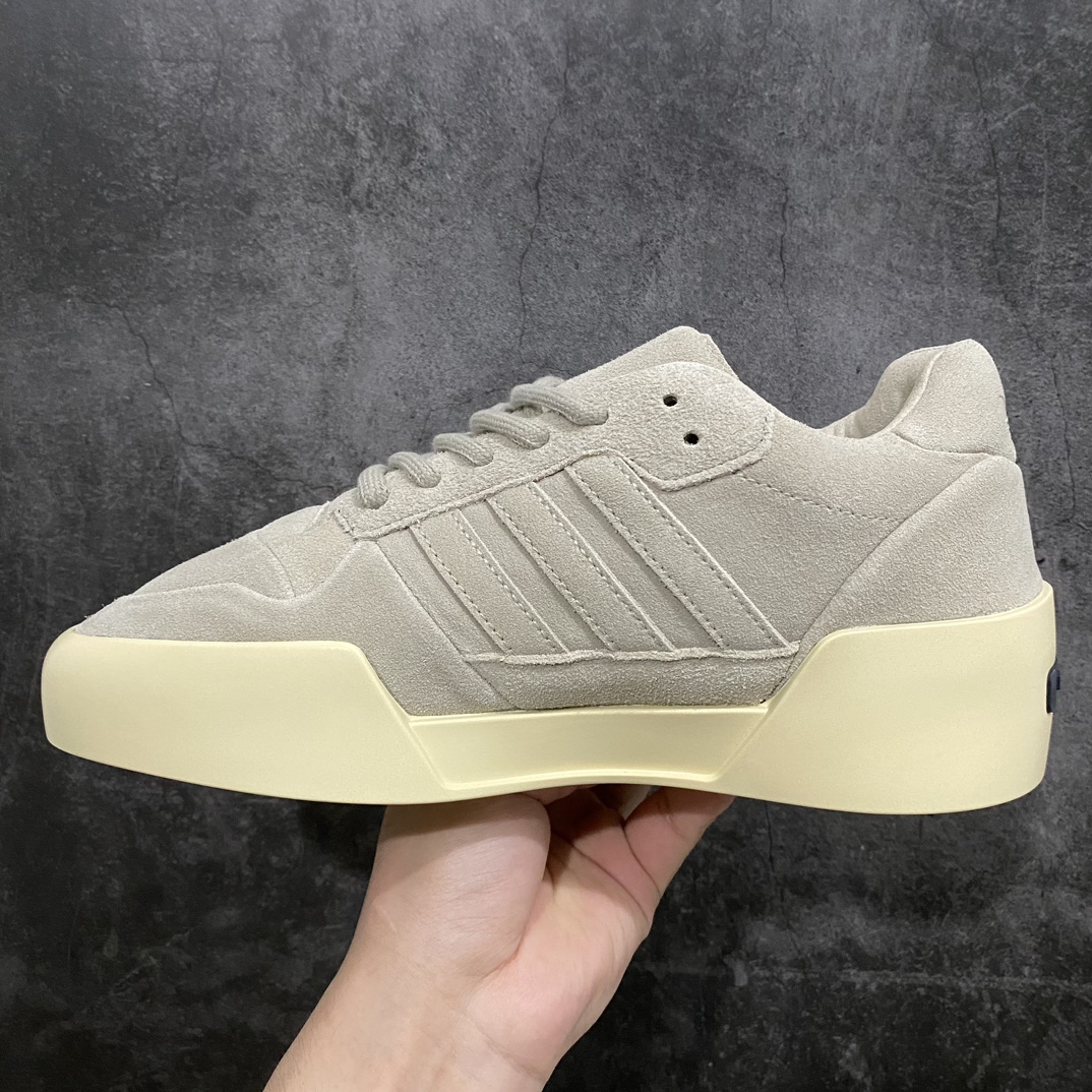 图片[2]-【首发版】FEAR OF GOD FOG x Adidas Athletics 86 Lo 联名款复古板鞋 IF6682n官方即将发售 提前尝鲜 全套均来自原厂 原底面配n指令 皮料 冲刀 楦头 流程 大底磨具均为原装nJerry Lorenzo 主理个人品牌 Fear of God 最新系列「 Collection 8」，与 adidas 共同打造的最新联名鞋款，以Forum Hi 作为创作基底，加入麂皮与半透明物料延续过去经常使用的简约高端元素，配色则以 Fear of God 标志性的中性用色为主 尺码：36-46男鞋先出-莆田鞋批发中心