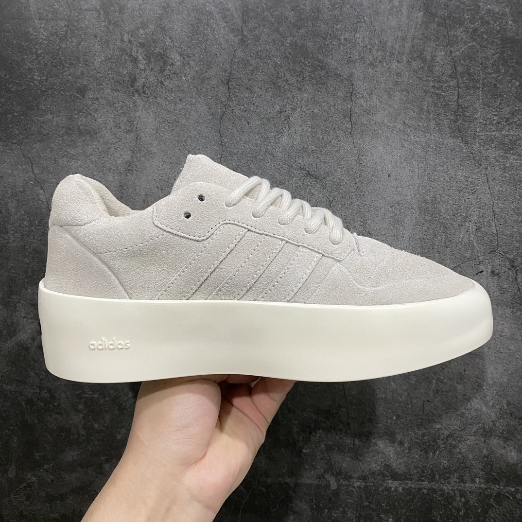 【首发版】FEAR OF GOD FOG x Adidas Athletics 86 Lo 联名款复古板鞋 IE6215n官方即将发售 提前尝鲜 全套均来自原厂 原底面配n指令 皮料 冲刀 楦头 流程 大底磨具均为原装nJerry Lorenzo 主理个人品牌 Fear of God 最新系列「 Collection 8」，与 adidas 共同打造的最新联名鞋款，以Forum Hi 作为创作基底，加入麂皮与半透明物料延续过去经常使用的简约高端元素，配色则以 Fear of God 标志性的中性用色为主 尺码：36-46男鞋先出-莆田鞋批发中心