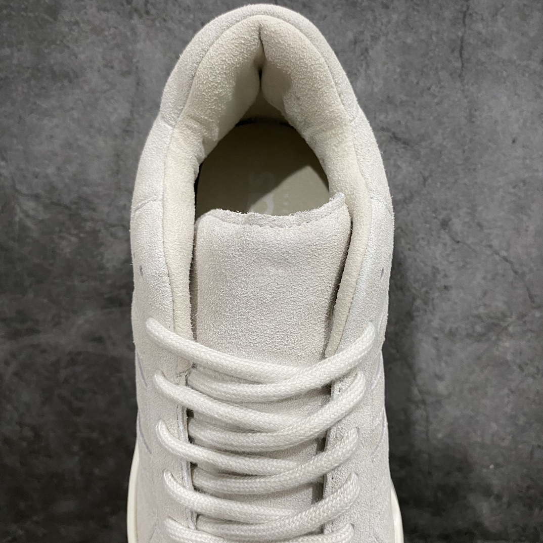 图片[8]-【首发版】FEAR OF GOD FOG x Adidas Athletics 86 Lo 联名款复古板鞋 IE6215n官方即将发售 提前尝鲜 全套均来自原厂 原底面配n指令 皮料 冲刀 楦头 流程 大底磨具均为原装nJerry Lorenzo 主理个人品牌 Fear of God 最新系列「 Collection 8」，与 adidas 共同打造的最新联名鞋款，以Forum Hi 作为创作基底，加入麂皮与半透明物料延续过去经常使用的简约高端元素，配色则以 Fear of God 标志性的中性用色为主 尺码：36-46男鞋先出-莆田鞋批发中心